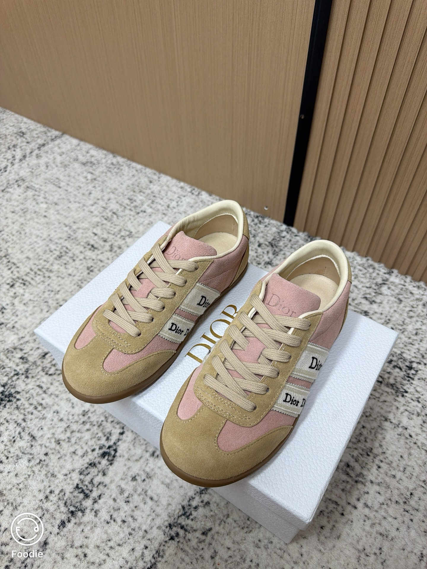 NO:786798,Top version Dior｜Dior 26ss new moral training shoes, fashionable sports shoes with webbing Dior moral training shoes, suede + fabric splicing, super soft color, 'Dior' webbing on the side is very recognizable. The rubber sole is comfortable and wear-resistant, suitable for daily commuting and campus wear!  Retro lace design, versatile and fashionable, can be easily worn with skirts and casual pants, easy to get elegant and casual style~ Upper deerskin/satin/webbing splicing, inner sheepskin code number 35/40 (40.41 custom-made), casual shoes/sports shoes, dior, dior, sneakers, skirts, sheepskin, silk fabric, chamois leather19860909顶级版本 Dior｜迪奥26ss新款德训鞋 织带时尚运动鞋 Dior德训鞋,麂皮+织物拼接,配色超温柔,侧面“Dior”织带超有辨识度. 橡胶鞋底舒适耐磨,日常通勤、校园穿搭都OK！复古系带设计,百搭又时髦,裙装休闲裤都能轻松驾驭,轻松get优雅随性风～ 鞋面鹿皮/绸缎/织带拼接 内里羊皮 码数35/40（40.41订做）,休闲鞋/运动鞋,dior,dior,sneakers,skirts,sheepskin,silk fabric,chamois leather,Women's Shoes
