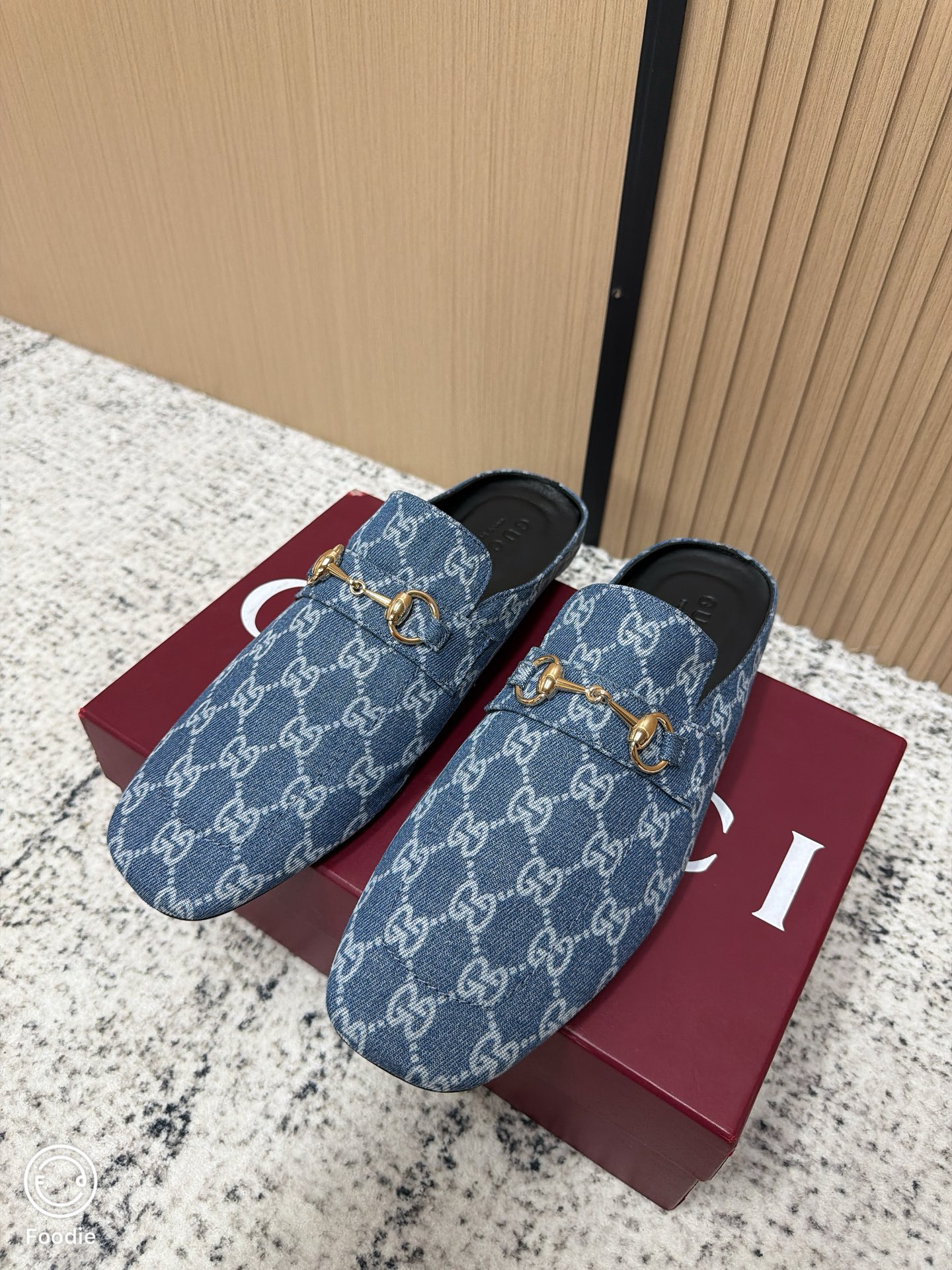 NO:786793,Top version for women and men 2026 spring and summer new colors Gucci Gucci Jordaan classic series latest version double G cloth horsebit slip-on and half-flop As an outstanding representative of design heritage, the new series of horsebit loafers vividly highlight the classic and elegant style. This shoe uses the brand's iconic letters G G interlaced pattern embossed leather to achieve a timeless classic. This shoe is made of soft material and has a refined and smooth corridor shape, highlighting daily elegance!  Customized cowhide leather/double G cloth upper, sheepskin lining, Italian genuine leather outsole, size 35-44 (40.41 for women, 45 for men, custom-made and non-returnable), half drag, gucci, gucci, loafers, cowhide, sheepskin, Leather soles19860909顶级版本女 男 2026春夏新配色Gucci 古驰Jordaan经典款系列最新版面双G布面马衔扣一脚蹬半拖 作为设计传承的杰出代表,新系列饰马衔扣乐福鞋,生动彰显经典优雅格调.这款鞋履采用品牌标志性字母G G交织图案压纹皮,成就隽永经典.这款鞋履材质柔软,廊形精致流畅,彰显日常优雅风范！ 鞋面定制牛皮/双G布面 内里垫脚羊皮 鞋底意大利真皮大底 码数35-44（女40.41.男45定做不退换）,半拖,gucci,gucci,loafers,cowhide,sheepskin,Leather soles,Women's Shoes