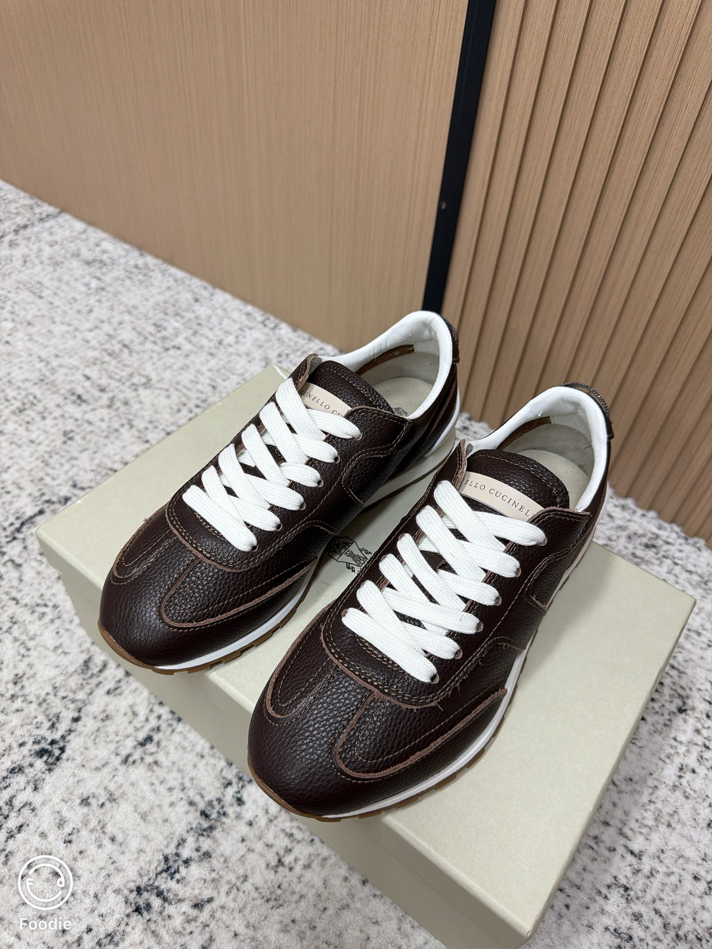NO:786788,Top version for women and men Brunello Cucinelli's latest spring and summer couple style retro Forrest Gump shoes and sneakers. BC brand 'King of Cashmere' with many celebrity Internet celebrities. Focus on Italian minimalism, low-key luxury 'old money style' design. With top leather and handcrafts as the core, it is a representative brand of high-end casual wear. Classic retro Forrest Gump shoes (jogging shoes) + moral training shoes fusion version with slender and elegant lines. Made of pebbled first-layer cowhide/tumbled grain calfskin.  Some models are spliced suede. The texture is delicate and soft. Simple solid color design. No superfluous decoration. Perfectly fits the low-key luxury of 'old money style'. Original model outsole size 35-40 for women and 39-45 for men, casual shoes/sports shoes, brunello cucinelli, sneakers, cowhide, chamois leather19860909顶级版本女 男 Brunello Cucinelli春夏最新情侣款复古阿甘鞋 运动鞋 超多明星网红种草 BC品牌「山羊绒之王」 主打意式极简 低调奢华的「老钱风」设计 以顶级皮革 手工工艺为核心 是高端休闲穿搭的代表品牌 经典复古阿甘鞋（慢跑鞋）+ 德训鞋融合版型 线条修长秀气 采用荔枝纹头层牛皮/摔纹小牛皮 部分款拼接麂皮 质感细腻柔软 简约纯色设计 无多余装饰 完美契合「老钱风」的低调奢华 原版开模大底码数女35-40 男39-45,休闲鞋/运动鞋,brunello cucinelli,sneakers,cowhide,chamois leather,Women's Shoes