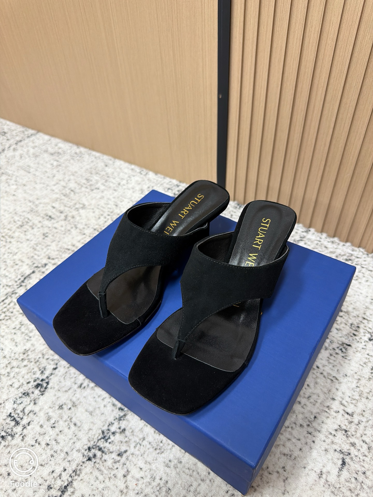 NO:786135,Top version of Stuart Weitzman wedge flip flops!  Simple and fashionable, you can drag it with you when you go out. It is very high-end to match with anything. It is a very luxurious pair of flip-flops. A must-have for every major blogger. It is classic and versatile. It is stable for casual wear. It is not only light on the feet, comfortable but also very flattering!  Therefore, friends who have wide feet and have never dared to wear flip-flops can try it boldly. No matter how you match it when traveling, it will look very eye-catching!  !  Size 35-39 (40 customized), split-toe shoes19860909顶级版本 Stuart Weitzman 坡跟 人字拖！ 简约时髦,随便出门就拖拉着走,搭配任何都非常高级.非常奢侈的一双人字拖.各大博主人手必备,经典超百搭,随意穿搭拿捏的稳稳的,上脚不仅很轻盈 舒服重点还非常修饰！所以脚宽一直不敢穿人字拖的小伙伴可以大胆尝试一下,出行旅游无论怎么搭配都非常亮眼！！ 码数35-39（40定做）,分趾鞋,Women's Shoes