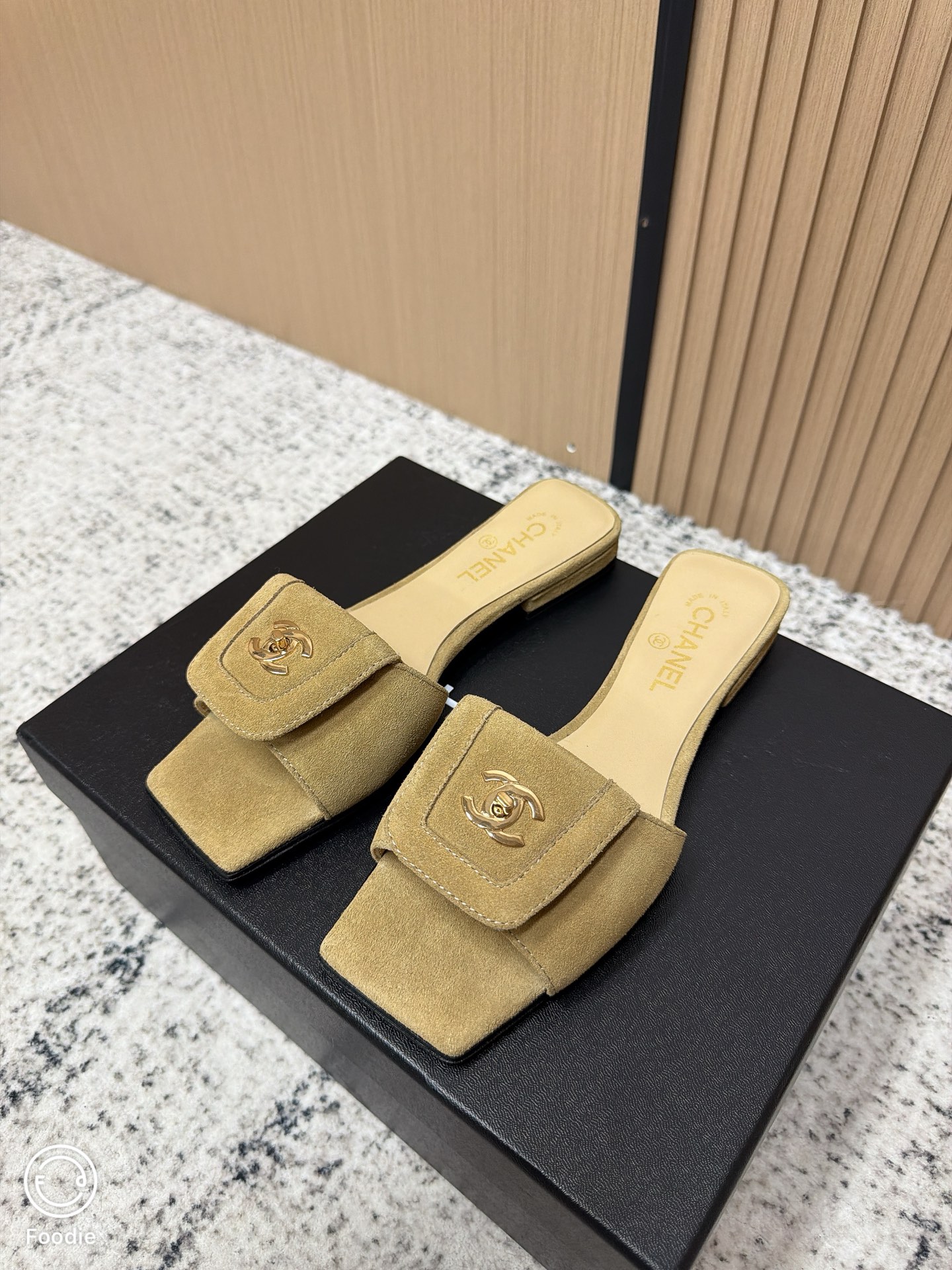 NO:786125,The top version of Chanel Chanel's new spring and summer vacation, lazy half-flop, a new design of Xiaoxiang, the upper is decorated with double C hardware, simple and versatile, super beautiful on the feet, no matter how you look at it, the upper is sheepskin/cow suede/sheep Beijing, the lining is sheepskin, the outsole is Italian genuine leather, Size#35-41 (40 41  Customized (non-refundable), slippers, chanel, chanel, slippers, sheepskin, sheep, Leather soles19860909顶级版本 Chanel 香奈儿春夏新品度假 懒人半拖 小香的一款全新设计 鞋面搭配双C五金装饰 简约百搭上脚超级美的 怎么看都超美 鞋面羊皮/牛反绒/羊京 内里垫脚羊皮 大底意大利真皮大底 Size#35-41（40 41 订做不退换）,拖鞋,chanel,chanel,slippers,sheepskin,sheep,Leather soles,Women's Shoes