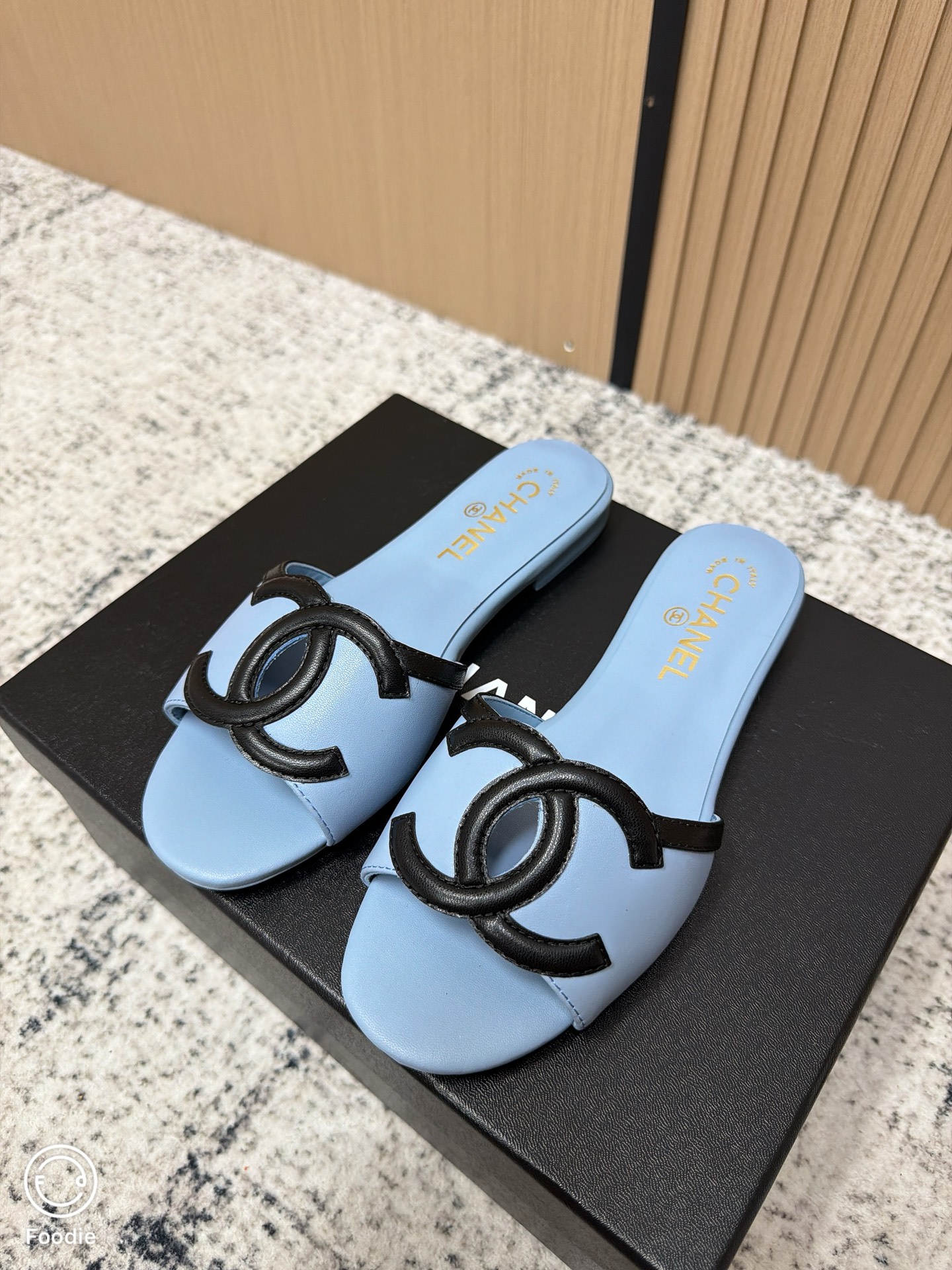 NO:786130,The top version of Chanel's black and white Double C Sandals | Wear elegance on your feet. Creamy white upper + classic black Double C, clean and elegant. The square toe design modifies the foot shape, and the soft sole is so comfortable that you want to weld it on your feet. It can be held for commuting, dating, and vacation. It is the 'timeless' French exquisite item in the shoe cabinet!  26ss early spring Chane*I counter's new double-logo flat flops will be shipped soon. The retro and fashionable style is extremely versatile. It is a must-have item this year [Wangchai]. It is purchased and developed...perfect replica and exquisite workmanship! The LOGO is pressed with a custom molded abrasive tool. Full-grain imported sheepskin upper, lining + sheepskin lining, outsole imported from Italy. Genuine leather outsole  Size 35～40 (40 customized), slippers, chanel, chanel, slippers, sheepskin, Leather soles19860909顶级版本 香奈儿黑白双C凉拖｜把优雅穿在脚上 奶白鞋面+经典黑双C,干净又显贵 方头设计修饰脚型,软底舒适到想焊在脚上 通勤、约会、度假都能hold住 是鞋柜里那件「永不过时」的法式精致单品！ 26ss早春Chane*I专柜新款双Clogo平底拖即将 出货真的复古又时髦的款式百搭到不行绝对 是今年人手必入的单品[旺柴]正品购入开发...完美复刻 做工精致!LOGO为定制开模磨具压制 鞋面全粒面进口羊皮 内里+垫脚羊皮里 大底意大利进口真皮大底 码数35～40（40定做）,拖鞋,chanel,chanel,slippers,sheepskin,Leather soles,Women's Shoes