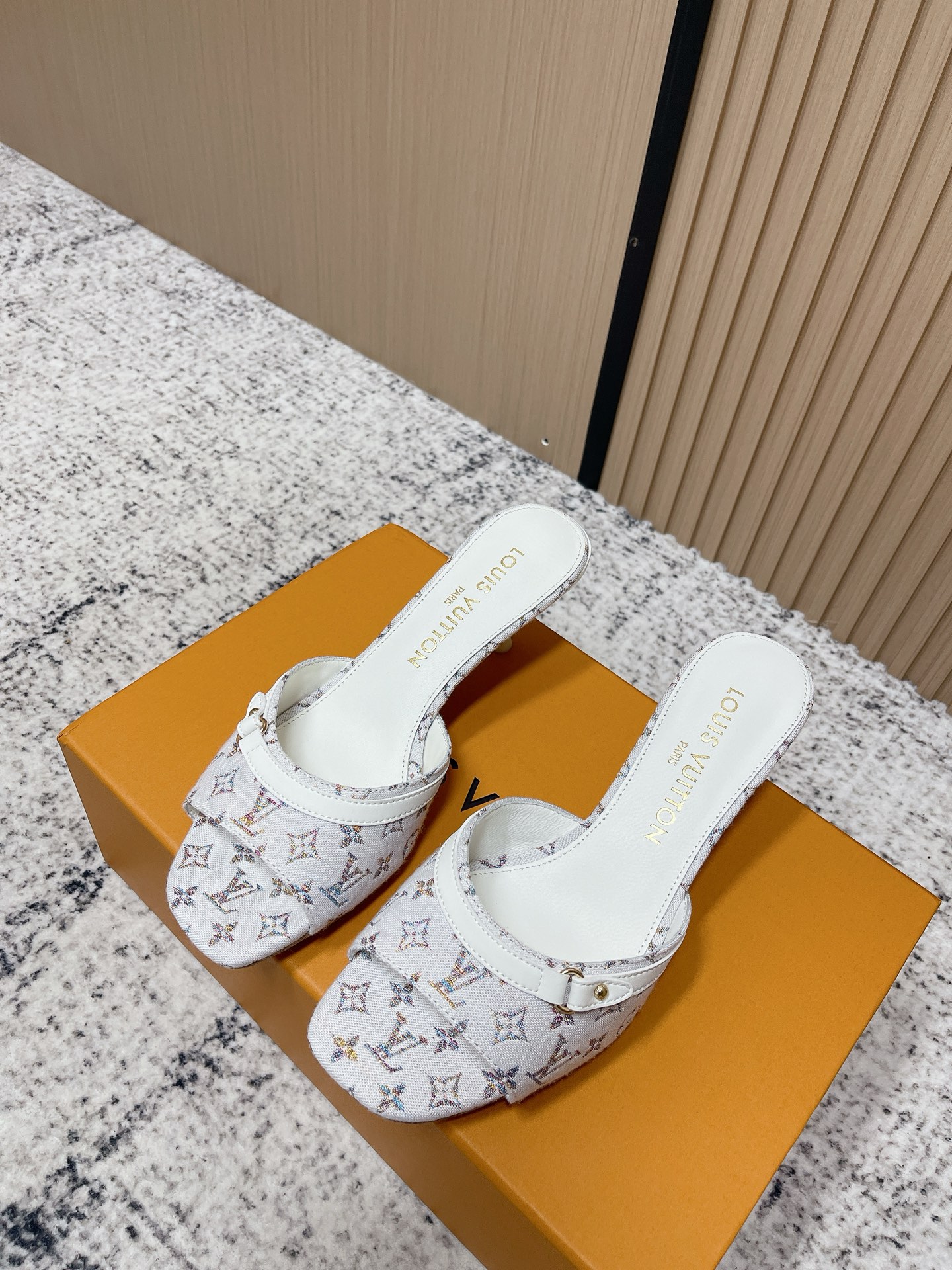 NO:786017,Top version LV 26c new arrival～presbyopia high heels  This pair is Louis Vuitton's classic colorful presbyopic Mule high-heeled shoes. The upper uses the iconic MonogramMulticolor pattern, with beige bow decoration and stiletto heel design, which combines luxury and feminine charm. The shoe type is an open-toe Mule style, suitable for spring and summer wear, which is both elegant and playful. Whether it is daily commuting, dating or party occasions, it can be easily controlled and is the finishing touch to enhance the overall look. Upper cowhide/fabric outsole Italian imported leather outsole  Heel height 5.5cm size: 35-41 (customized 40 41), high heels and slippers, louis vuitton, louis vuitton, high heels, slippers, cowhide, Leather soles19860909顶级版本 LV 26c new arrival～老花高跟鞋 这双是LouisVuitton经典的彩色老花穆勒高跟鞋,鞋面采用标志性的MonogramMulticolor图案,搭配米色蝴蝶结装饰和细高跟设计,兼具奢华感与女性魅力.鞋型为露趾穆勒款,适合春夏季节穿搭,既优雅又不失俏皮.无论是日常通勤,约会还是派对场合,都能轻松驾驭,是提升整体造型质感的点睛之笔. 鞋面牛皮/布料 大底意大利进口真皮大底 跟高5.5cm size:35-41（40 41定做）,高跟鞋拖鞋,louis vuitton,louis vuitton,high heels,slippers,cowhide,Leather soles,Women's Shoes