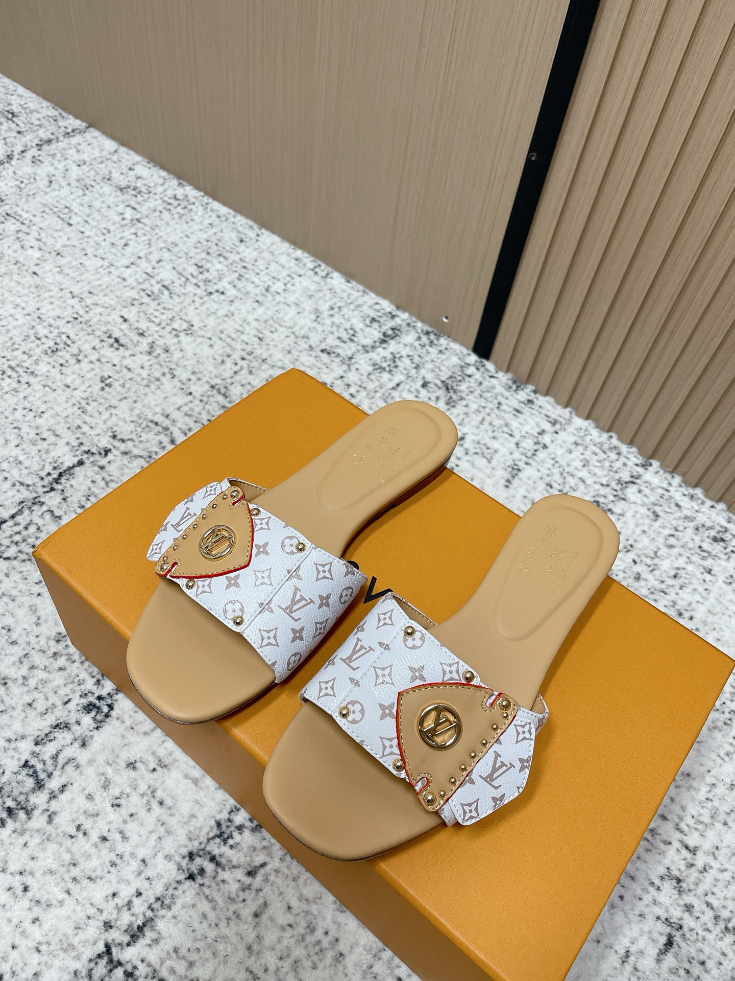 NO:786022,Top version LV 26c new arrival～presbyopia flat slippers  This pair is Louis Vuitton's classic colorful presbyopic Mule high-heeled shoes. The upper uses the iconic MonogramMulticolor pattern, with beige bow decoration and stiletto heel design, which combines luxury and feminine charm. The shoe type is an open-toe Mule style, suitable for spring and summer wear, which is both elegant and playful. Whether it is daily commuting, dating or party occasions, it can be easily controlled and is the finishing touch to enhance the overall look. The upper is cowhide leather and the outsole is imported from Italy.  size: 35-41 (customized 40 41), high heels and slippers, louis vuitton, louis vuitton, high heels, slippers, cowhide, Leather soles19860909顶级版本 LV 26c new arrival～老花平底拖鞋 这双是LouisVuitton经典的彩色老花穆勒高跟鞋,鞋面采用标志性的MonogramMulticolor图案,搭配米色蝴蝶结装饰和细高跟设计,兼具奢华感与女性魅力.鞋型为露趾穆勒款,适合春夏季节穿搭,既优雅又不失俏皮.无论是日常通勤,约会还是派对场合,都能轻松驾驭,是提升整体造型质感的点睛之笔. 鞋面牛皮 大底意大利进口真皮大底 size:35-41（40 41定做）,高跟鞋拖鞋,louis vuitton,louis vuitton,high heels,slippers,cowhide,Leather soles,Women's Shoes