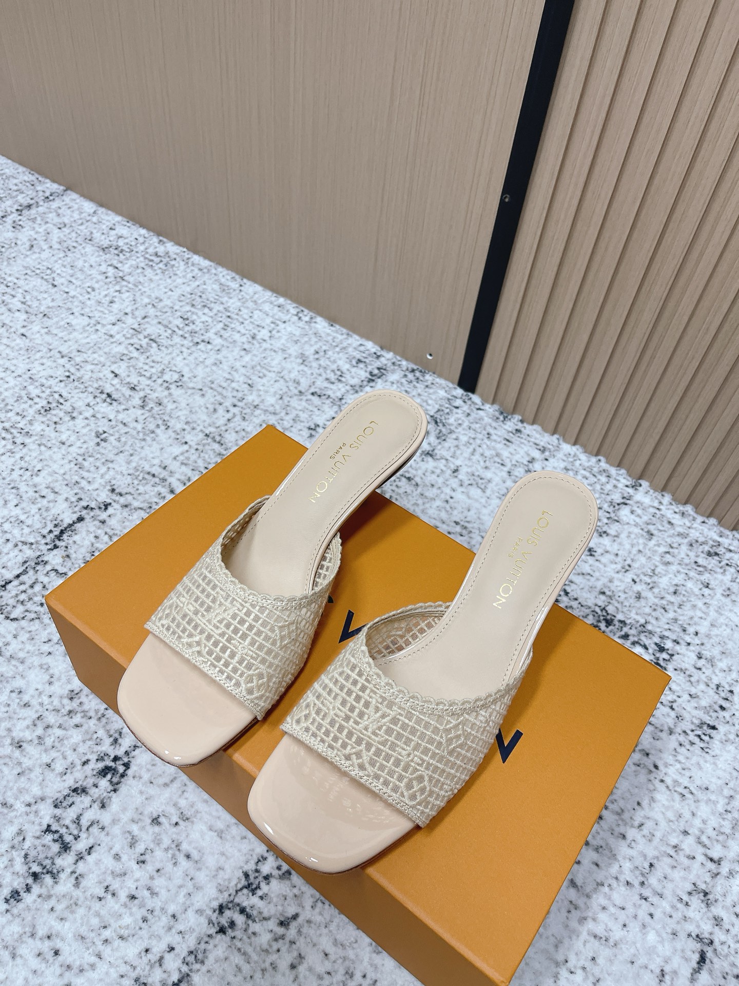 NO:786012,Top version 26Ss spring and summer new LV 6AM sandals kitten heel slippers letter embroidered lace mesh one-word strap sandals This 6AM sandals are made of embroidered fabric lace mesh, using Monogram embroidered fabric to copy the exquisite texture of lace. The rounded toe exudes a gentle atmosphere, with scalloped trim, patent leather laces and LV  Twist accessories complement each other. Leather outsole creates a comfortable wearing experience. Charming kitten heel and soft leather outsole complete the whole. Custom embroidered fabric lace on the upper, sheepskin lining on the sole, Italian leather outsole, heel height 5.5cm, size 35-39 (40.41 custom made, non-returnable), high heels and slippers, louis vuitton, high heels, slippers, sheepskin, Leather soles19860909顶级版本 26Ss春夏新款LV 6AM凉拖鞋小猫跟拖鞋字母刺绣蕾丝网面一字带凉拖鞋 本款6AM凉拖取材刺绣织物蕾丝网面,以 Monogram 刺绣织物临摹蕾丝的考究质感.圆润鞋头流露温婉气息,与扇形饰边,漆面皮革鞋带和LV Twist饰件相得益彰.皮革外底成就舒软穿着体验.妩媚小猫跟和柔软皮革外底完善整体. 鞋面定制刺绣织物蕾丝 内里垫脚羊皮 鞋底意大利真皮大底 跟高5.5cm 码数35-39（40.41定做不退换）,高跟鞋拖鞋,louis vuitton,high heels,slippers,sheepskin,Leather soles,Women's Shoes