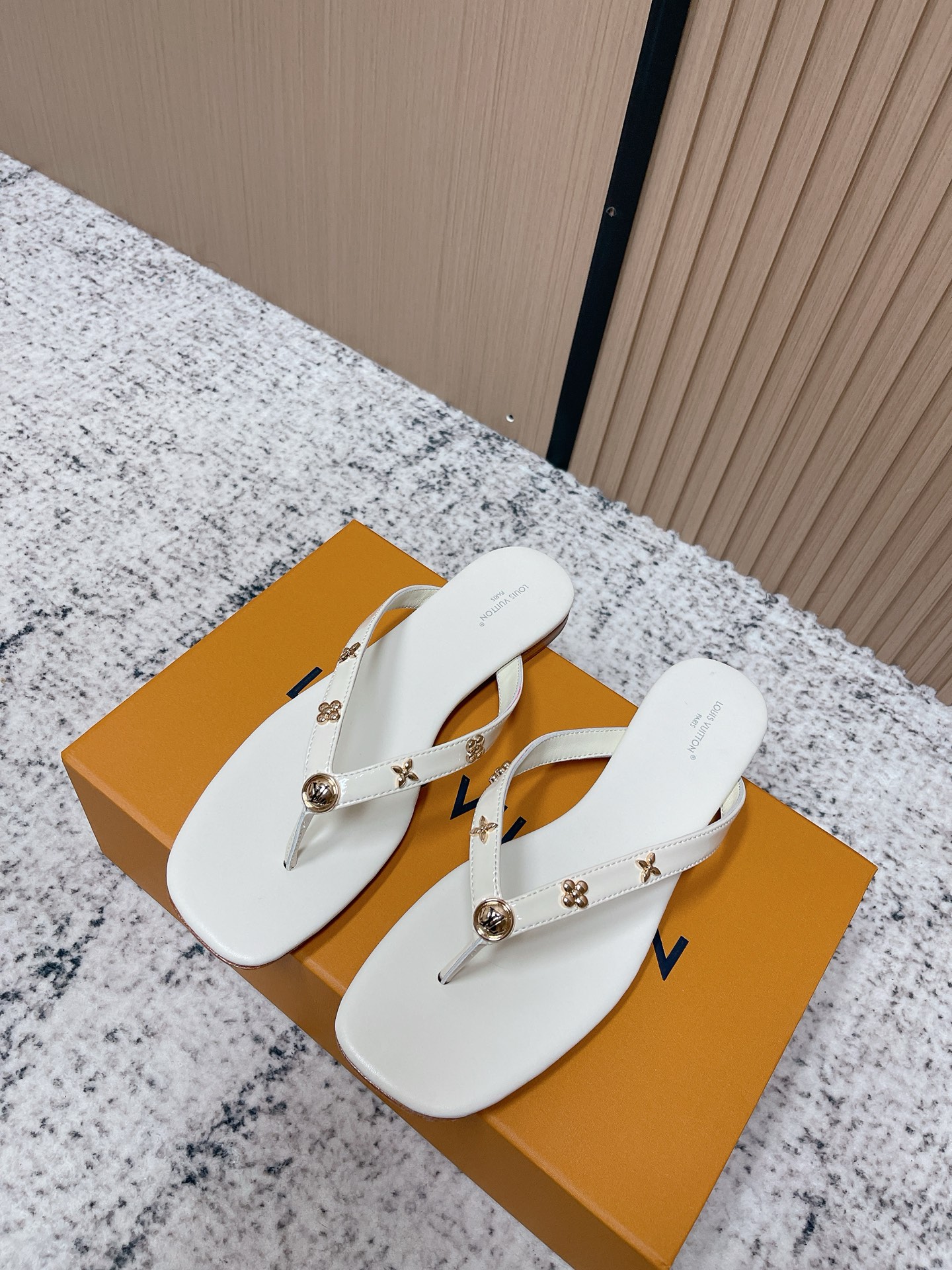 NO:786007,Top version LV 26c new arrival ~ square toe flat slippers, LV Monogram metal hardware sandals, classic leather, metal Logo buckle, full of brand feeling! The bare heels are about 2CM, elegant and show long legs. Open-toe mule design, super breathable for spring and summer, easy to wear for commuting, dating and formal occasions ~ Soft soles, online comfort, great with skirts or nine-point pants, full of sophistication! Fabric: cowhide / cowhide lining  Heel height: 2CM outsole. Italian leather outsole size 35-41, split-toe shoes, louis vuitton, slippers, skirts, cowhide, Leather soles19860909顶级版本 LV 26c new arrival～方头平底拖鞋 LVMonogram金属五金凉拖,经典皮革,金属 Logo扣饰,品牌感满满!裸跟约2CM优雅又显腿长.露趾穆勒鞋设计,春夏穿超透气,通勤,约会,正式场合都能轻松驾驭~鞋底柔软,舒适度在线,搭配裙装或九分裤都很出彩,精致感直接拉满! 面料:牛皮/牛皮内里 跟高:2CM 大底.意大利真皮大底 size35-41,分趾鞋,louis vuitton,slippers,skirts,cowhide,Leather soles,Women's Shoes