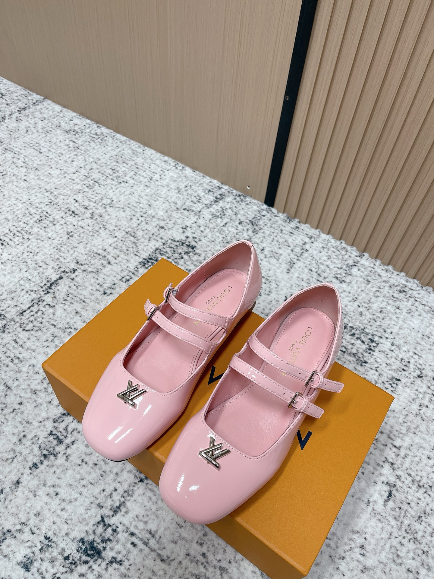 NO:785997,Top version 26Ss spring new Louis Vuitton LV SWING Mary Jane ballet shoes double-strap flat-soled glossy patent leather shoes. Swing Mary Jane ballet shoes are made of patent cow leather, showing a feminine charm. Two adjustable slim straps are decorated with exquisite buckles, which has a retro flavor. The square toe is decorated with LV Twist metal decoration. The flat heel and exquisite leather outsole tighten the overall design. The upper is cow patent leather and the lining is sheepskin.  Sole Italian genuine leather outsole, size 35-39 (40.41 custom-made, non-refundable), ballet shoes, louis vuitton, louis vuitton, stuart weitzman, mary jane, cowhide, sheepskin, Leather soles19860909顶级版本 26Ss春季新款Louis Vuitton LV SWING 玛丽珍芭蕾鞋双带平底亮面漆皮单鞋 Swing玛丽珍芭蕾鞋选用漆面牛皮革打造,演绎柔美风韵.两条可调节纤细饰带缀以精巧搭扣,浅蕴复古气息.方形鞋头点缀LV Twist金属装饰.平跟与精致皮革外底收束整体设计. 鞋面牛漆皮 内里垫脚羊皮 鞋底意大利真皮大底 码数35-39（40.41定做不退换）,芭蕾舞鞋,louis vuitton,louis vuitton,stuart weitzman,mary jane,cowhide,sheepskin,Leather soles,Women's Shoes