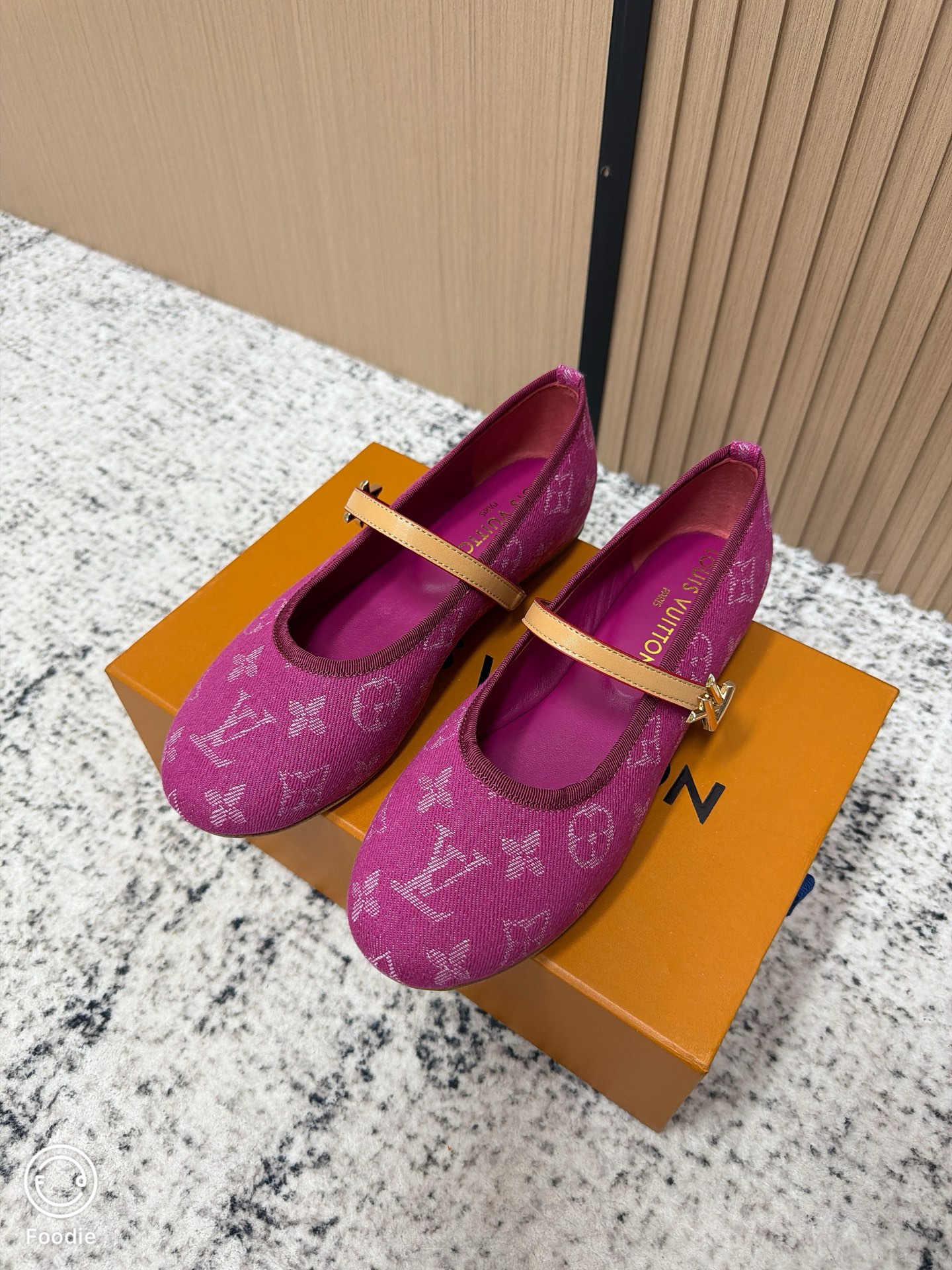 NO:786036,Top version Louis Vuitton Louis Vuitton spring and summer (Takashi Murakami) co-branded Mary Jane fashion flat ballet shoes. Many famous models have appeared in the spring and summer shows. Simple and elegant, very versatile. The upper is made of original cowhide, embellished with LV colorful presbyopia logo, breathable, comfortable and wear-resistant. Italian leather outsole, size 35-39 (40.41 customized), ballet shoes, louis vuitton, louis vuitton, louis vuitton, mary  jane,cowhide,Leather soles19860909顶级版本 Louis Vuitton 路易威登春夏（村上隆）联名玛丽珍时装平底芭蕾舞鞋 春夏秀场出镜超多名模上脚 简约大方非常百搭 鞋面采用原版牛皮,LV彩色老花标识点缀,透气舒适耐磨 意大利真皮大底 码数35—39（40.41定制）,芭蕾舞鞋,louis vuitton,louis vuitton,louis vuitton,mary jane,cowhide,Leather soles,Women's Shoes