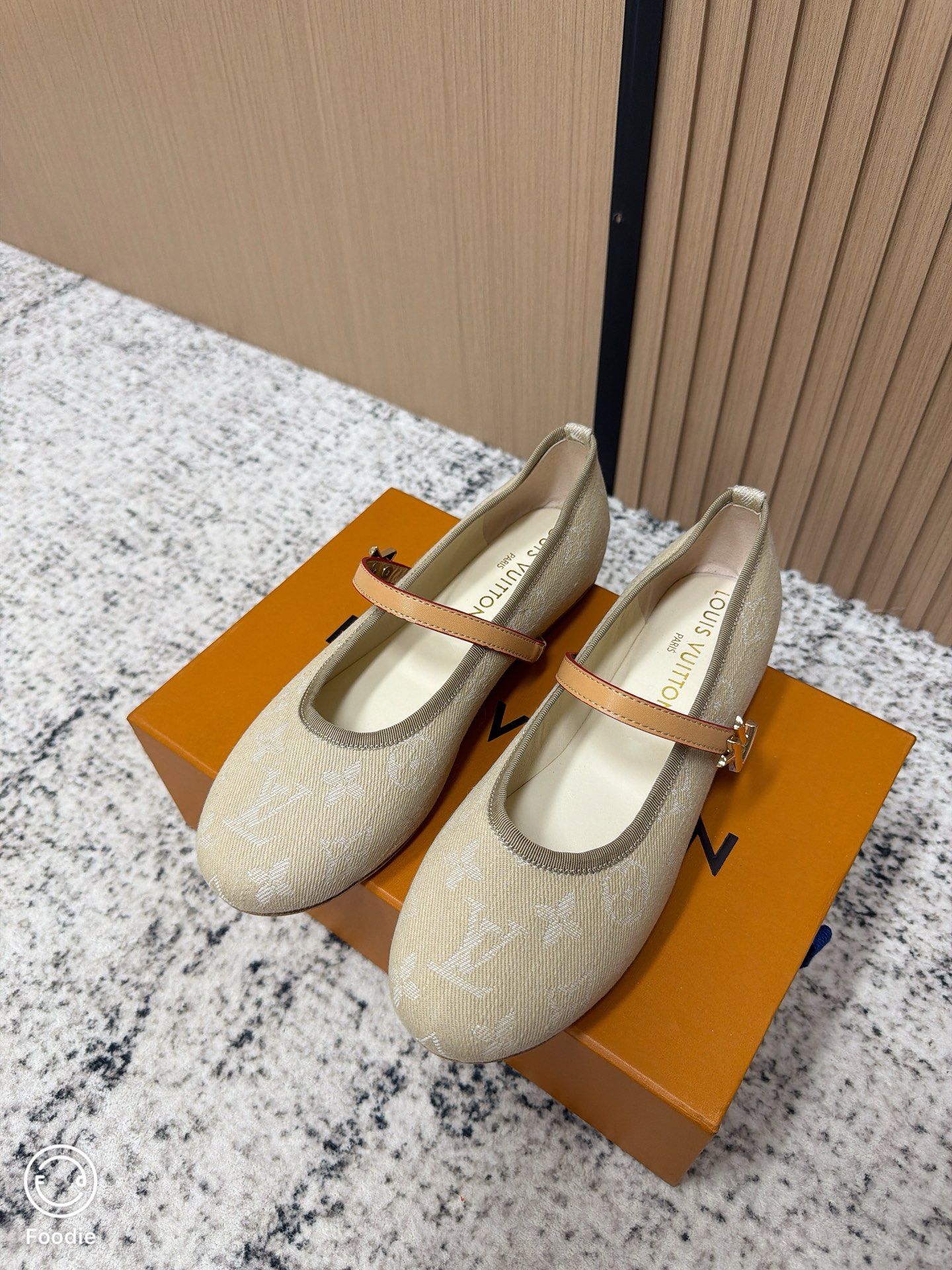 NO:785991,Top version Louis Vuitton Louis Vuitton spring and summer (Takashi Murakami) co-branded Mary Jane fashion flat ballet shoes. Many famous models have appeared in the spring and summer shows. Simple and elegant, very versatile. The upper is made of original cowhide, embellished with LV colorful presbyopia logo, breathable, comfortable and wear-resistant. Italian leather outsole, size 35-39 (40.41 customized), ballet shoes, louis vuitton, louis vuitton, louis vuitton, mary  jane,cowhide,Leather soles19860909顶级版本  Louis Vuitton 路易威登春夏（村上隆）联名玛丽珍时装平底芭蕾舞鞋 春夏秀场出镜超多名模上脚 简约大方非常百搭 鞋面采用原版牛皮,LV彩色老花标识点缀,透气舒适耐磨 意大利真皮大底 码数35—39（40.41定制）,芭蕾舞鞋,louis vuitton,louis vuitton,louis vuitton,mary jane,cowhide,Leather soles,Women's Shoes