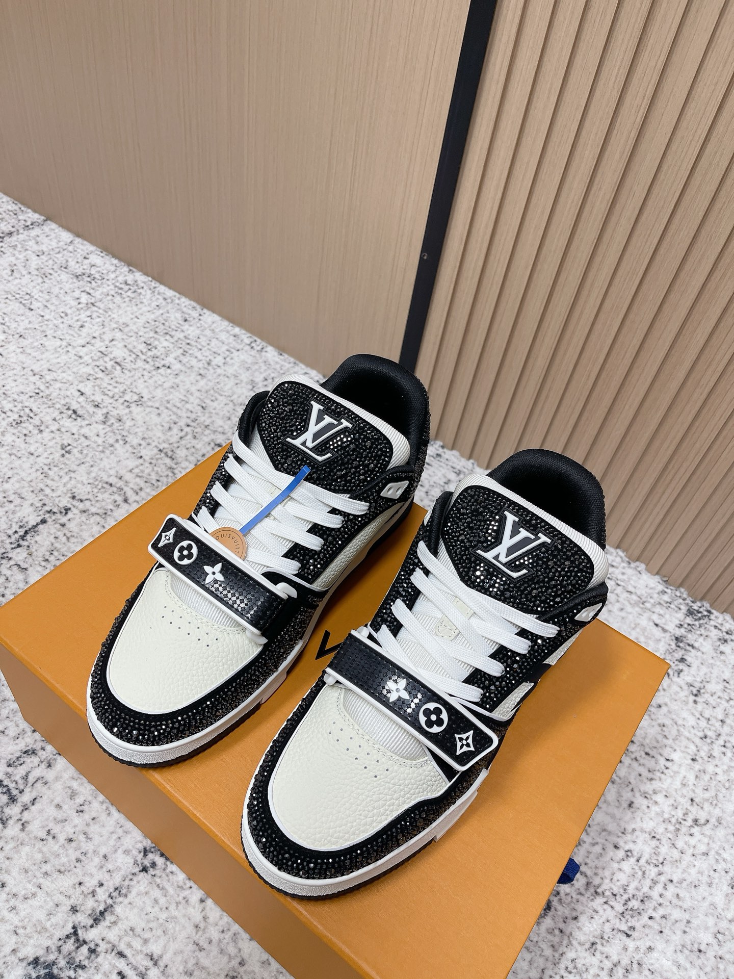 NO:786026,The top version of LV TRAINER, the latest sneakers for couples. Every year when I see diamond trainers, I know it is the end of the year... The best-selling purple diamond is here. This year's must-have item. Original development. Detailed workmanship is carefully felt. The upper is customized with top-quality cowhide + high-temperature hot diamonds. The inner foot pads are the same as the original fly woven fabric. The original 1:1 molded TPU outsole has super good resilience. The details and texture are the same as the original version. Women's size 35-40  Men's size 39-45, casual shoes/sports shoes, louis vuitton, sneakers, cowhide19860909顶级版本 LV TRAINER 最新情侣款运动鞋 每年一看到钻钻的trainer,就知道年底了 … 热卖紫钻来啦 今年必入单品 原版开发 细节做工用心感受 鞋面定制顶级牛皮+高温烫钻 内里垫脚原版一致飞织布 原版1:1开模tpu大底 回弹力超好 细节质感原版一致 女款size35-40 男款size39-45,休闲鞋/运动鞋,louis vuitton,sneakers,cowhide,Women's Shoes