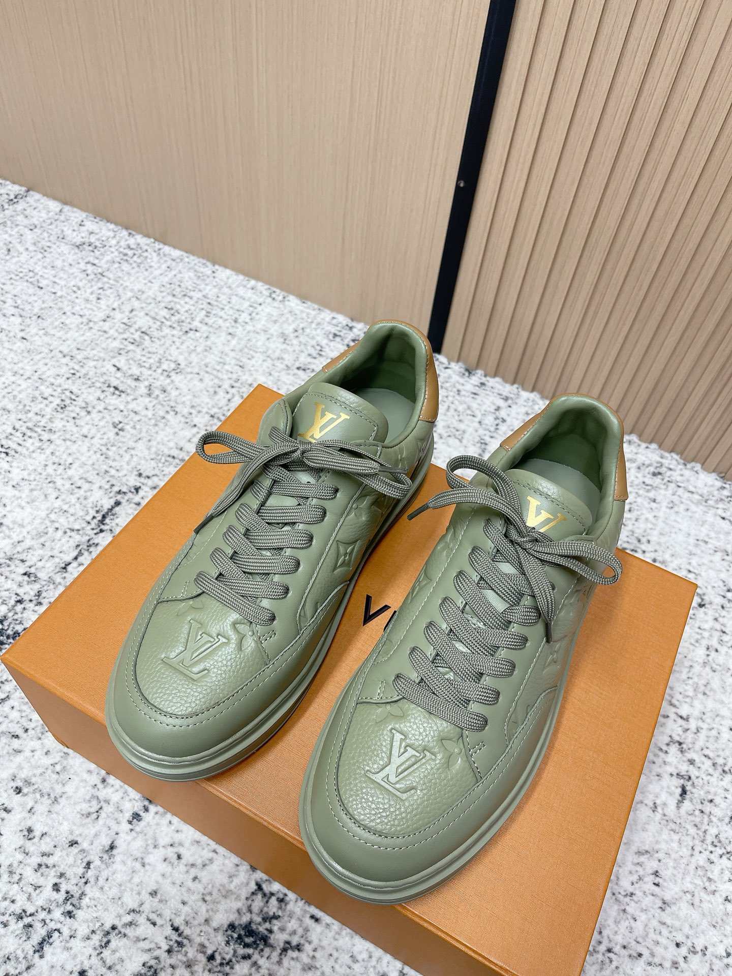 NO:786016,The top version of LV Donkey Brand 26/ Men's Beverly Hills sneakers, casual shoes, Beverly Hills sneakers are renovated with modern brushstrokes. The mirrored cow leather depicts a miniature Monogram pattern. The thick and lightweight rubber outsole provides a comfortable experience. Each pair combines brand texture and trendy design. Whether it is on the street or at a fashion party, it can help you easily grasp the luxurious style and show your personality. Size:  #39-45 (45 is custom-made and non-returnable), casual shoes/sports shoes, louis vuitton, louis vuitton, sneakers, cowhide19860909顶级版本 LV 驴牌 26/ 男款 Beverly Hills 运动鞋 休闲鞋 Beverly Hills 运动鞋以摩登笔触焕新设计 为镜面牛皮革描绘袖珍 Monogram 图案 厚实而轻盈的橡胶外底实现舒适体验,每一双都将品牌质感与潮流设计融合,无论是街头出街还是时尚派对,都能助你轻松拿捏奢华格调,踏出个性风采. Size : #39-45（45定做不退换）,休闲鞋/运动鞋,louis vuitton,louis vuitton,sneakers,cowhide,Women's Shoes