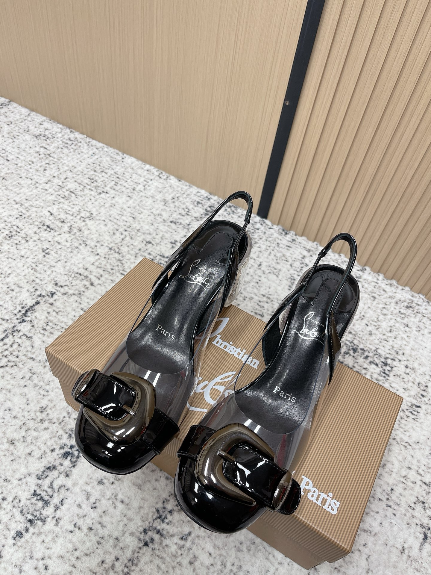 NO:786011,Purchasing-grade ChristianLouboutin 26s crystal heel, metal buckle, sandal slippers #CL LB Ting red-soled shoes, square toe design + metal buckle, fashionable and stable, thick heel structure makes walking more comfortable, easy to manage in commuting or formal occasions. The transparent element makes the foot line more slender. It goes well with skirts or nine-cent pants. It is a must-have for summer, fashionable and practical!  The splicing of PVC and leather reproduces the retro style of the 1960s. The thick heel design is innovative and ingenious, showing a unique beauty. Size 35-39 (40.41. Customized, non-refundable), slippers and sandals, christian louboutin, sandals, slippers, skirts19860909代购级 ChristianLouboutin路铂廷26s 水晶跟 金属扣 凉拖鞋 #CL路铂廷红底鞋 方头设计+金属扣环,时髦又稳固,粗跟结构走路更舒适,通勤或正式场合都能轻松驾驭 透明元素让脚部线条更显修长,搭配裙装或九分裤都很出彩,夏季穿搭必备,时尚又实用！ 拼接PVC与皮革,再现60年代复古格调,粗跟设计玩味新意巧思,展现独特美感. Size 35-39（40.41.定做不退换）,拖鞋凉鞋,christian louboutin,sandals,slippers,skirts,Women's Shoes