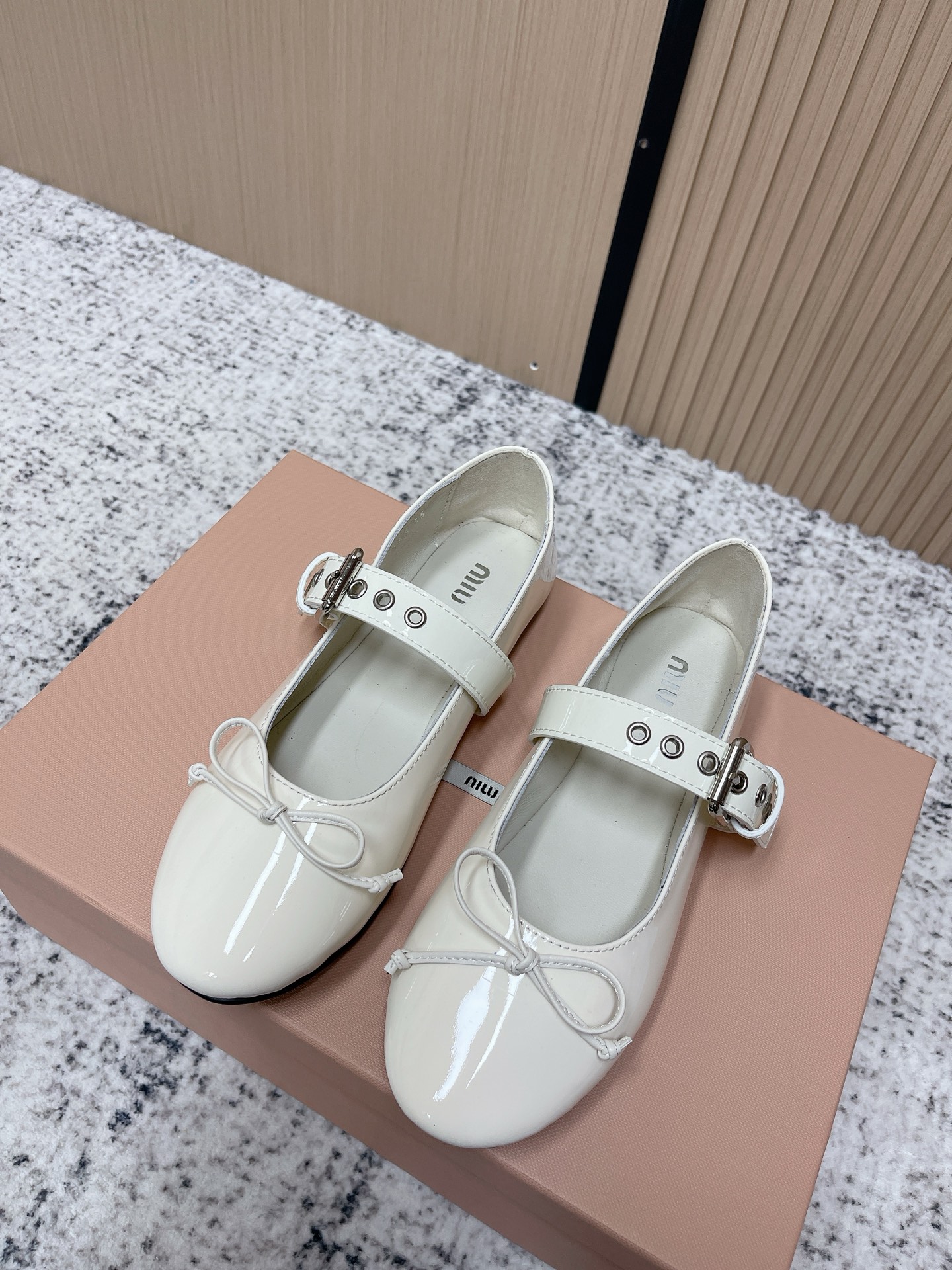 NO:786002,The top version of Miu Miu Miu Miu's new spring and summer ballet shoes. Miu Miu blends the dynamic charm of ballet into daily life. It depicts the classic silhouette of dance shoes with modern touches!  Super soft patent leather ballet shoes. Inspired by classic Japanese shoes. Simple but not complicated, suitable for a variety of looks. Flexible and fashionable in every step. Made of sheepskin material. Original molded latex outsole Size #35-40 (40 orders made, non-refundable), ballet shoes, miumiu, sheepskin19860909顶级版本 Miu Miu 缪缪 春夏季新款 芭蕾舞鞋  缪家以芭蕾的灵动意韵融于日常. 以现代笔触刻画舞鞋经典轮廓！ 超软的漆皮皮质款芭蕾舞鞋. 从经典日式鞋履汲取灵感. 简而不繁适合多种造型. 步履之间灵动时髦. 面料羊皮材质 原版开模乳胶大底 Size#35-40（40订做不退换）,芭蕾舞鞋,miumiu,sheepskin,Women's Shoes