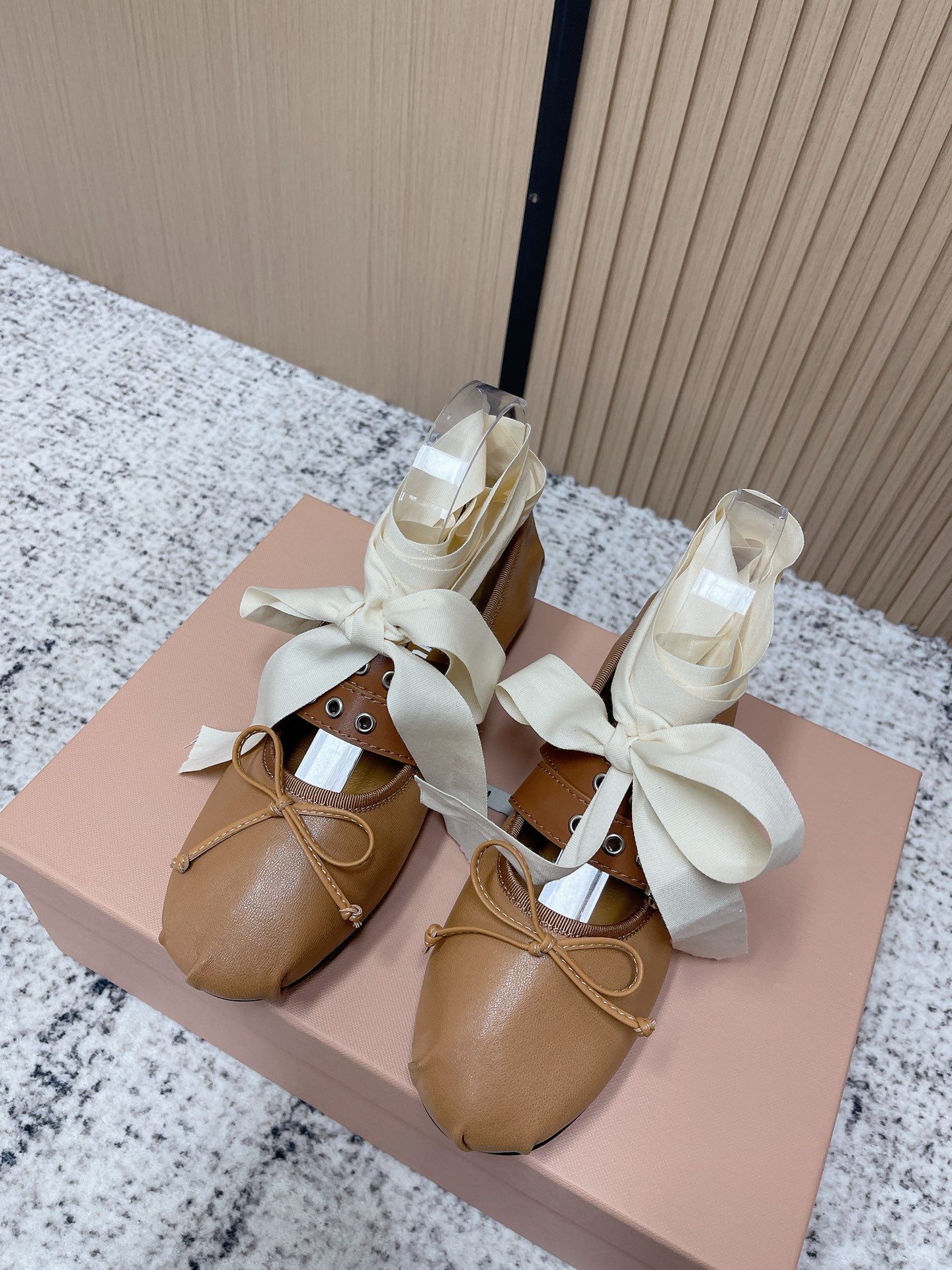 NO:786781,The top version of Miu Miu Miu Miu's new spring and summer ballet shoes. Miu Miu blends the dynamic charm of ballet into daily life. It depicts the classic silhouette of dance shoes with modern touches!  Super soft patent leather ballet shoes. Inspired by classic Japanese shoes. Simple but not complicated, suitable for a variety of looks. Flexible and fashionable in every step. Made of sheepskin material. Original molded latex outsole Size #35-40 (40 orders made, non-refundable), ballet shoes, miumiu, sheepskin19860909顶级版本 Miu Miu 缪缪 春夏季新款 芭蕾舞鞋  缪家以芭蕾的灵动意韵融于日常. 以现代笔触刻画舞鞋经典轮廓！ 超软的漆皮皮质款芭蕾舞鞋. 从经典日式鞋履汲取灵感. 简而不繁适合多种造型. 步履之间灵动时髦. 面料羊皮材质 原版开模乳胶大底 Size#35-40（40订做不退换）,芭蕾舞鞋,miumiu,sheepskin,Women's Shoes