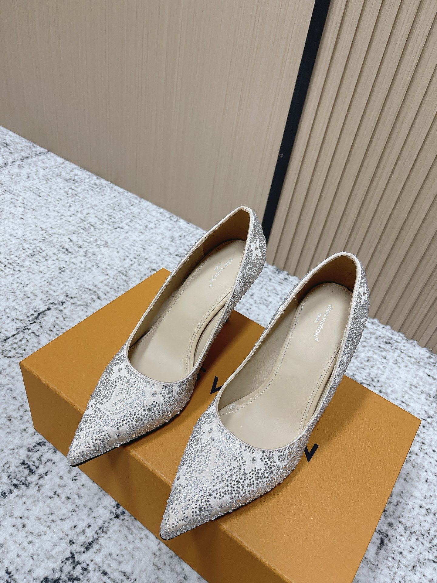NO:786777,Top version Louis Vuitton ss26 new arrival LV donkey brand spring and summer new series Mary Jane hot-drilled high-heeled shoes. Simple and exquisite, full of high-end, showing elegance ~ super good-looking on the feet, perfect for summer shoes. The upper is imported silk and hand-drilled. The lining is sheepskin. The outsole is genuine leather imported from Italy. The heel height is 9cm. The size is 35-41 (40.41 is custom-made and cannot be returned or exchanged). High-heeled shoes, louis  vuitton,louis vuitton,louis vuitton,mary jane,high heels,sheepskin,real silk,Leather soles19860909顶级版本 Louis Vuitton ss26 new arrival LV驴牌春夏新款系列玛丽珍烫钻高跟鞋单鞋 简约精致,高级感满满,尽显优雅气质～上脚超好看,拉满了夏日美鞋的绝绝子 鞋面进口真丝加手工烫钻 内里羊皮内里 大底意大利进口真皮大底 跟高9cm 码数35-41（40.41订做不退换）,高跟鞋单鞋,louis vuitton,louis vuitton,louis vuitton,mary jane,high heels,sheepskin,real silk,Leather soles,Women's Shoes