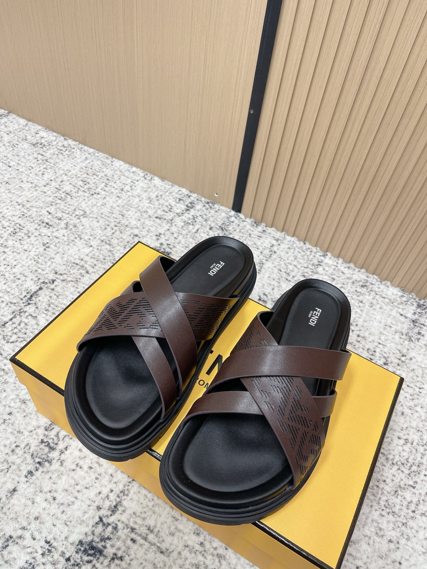 NO:786772,Top version of Fendi luxury men's slippers, high-end quality, first-layer cowhide material, casual and sunny, loose and comfortable, the highest version of high-quality boutique, a classic, a must-have in summer size 39-46 standard size, slippers, fendi, slippers, cowhide19860909顶级版本 芬迪奢品男士拖鞋,高端品质,头层牛皮材质,休闲阳光宽松舒适型,最高版本高品质精品,百经典款,夏季必入哦 size39-46标准码,拖鞋,fendi,slippers,cowhide,Women's Shoes
