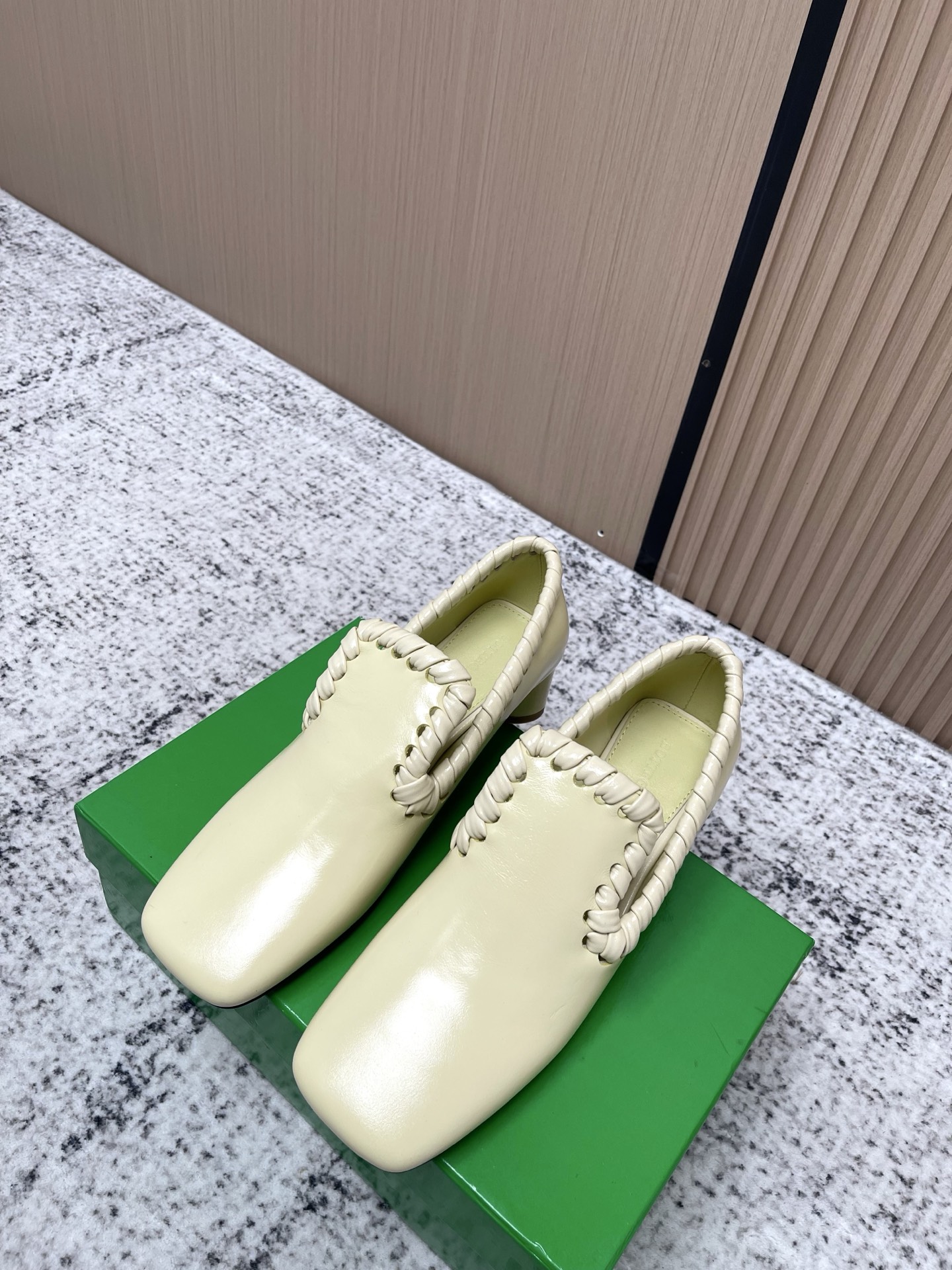 NO:786767,The top version of BV women's Sabato high heels. The shoe collar is made of leather. Advanced striping technology. Hand-woven. This classic style is simply BV's latest ceiling. Genuine leather. Hand-woven. Versatile. Oil edge on the outside of the heel. Heavy industry product. Time-consuming. Hand-woven. High-end and comfortable. The fabric is made of high-quality butter leather. The foot padding sheepskin lining is comfortable and high-end. The outsole is made of Italian genuine leather. It uses light dyeing technology to match the standard. Use the original packaging.  The shoe bags are printed with glue logo technology, the most high-end in the market. Hot melt glue is used to shape the toe and heel. It is easy to rebound and does not deform. The upper stitching is made by an Italian computer needle machine. The workmanship is fine. The original packaging is selected. Three-in-one box. Treat customers sincerely. Women's model 35 36 37 38 39 40 41 (40 41 customized), loafers, bottega veneta, loafers, high  heels,sheepskin,leather soles19860909顶级版本 BV 女士Sabato高跟鞋 鞋口穿皮工艺 高级 穿条工艺 手工编织 这款经典款 简直bv最新天花板啦 真皮 手工编织 百搭 鞋跟外合油边工艺 重工产品 耗费工时 手工编织而成 高档舒适 面料选用优质牛油皮  垫脚羊皮内里舒适高端 大底选用意大利真皮大底 运用轻染工艺 对标对版 选用原版包装 鞋子布袋采用印胶logo工艺 市场最高端 采用热熔胶定型鞋头 后跟 易回弹不变形  鞋面车线选用意大利电脑针车 做工精细 选用原版包装 三合一盒子 真心对待客人 女款 35 36 37 38 39 40 41 （40 41 定制）,乐福鞋,bottega veneta,loafers,high heels,sheepskin,Leather soles,Women's Shoes