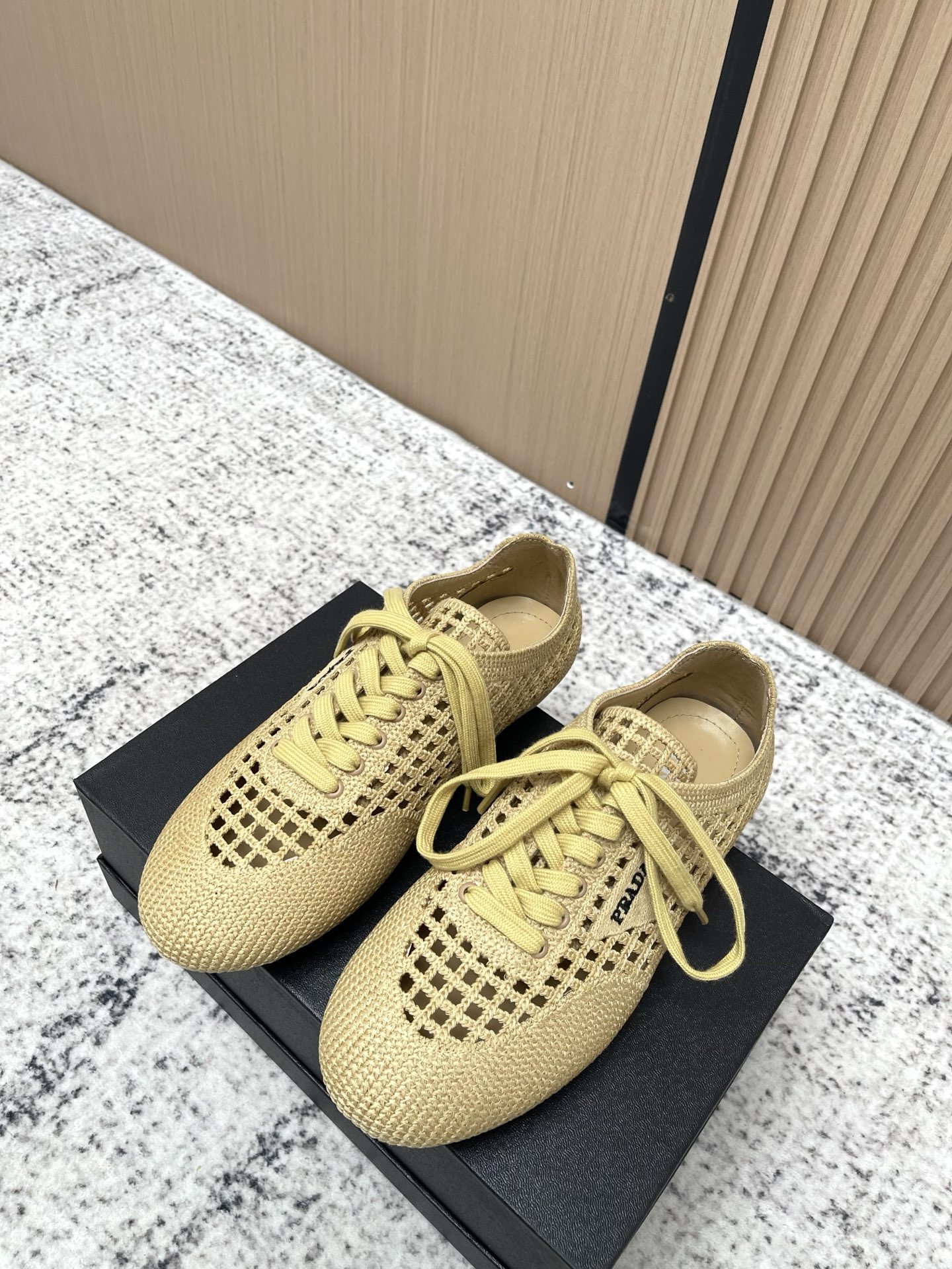 NO:786762,Top version Prada*Prada P home 26ss~new new style lace-up hollow casual shoes moral training shoes, low-key luxury lazy shoes, the best choice for the rich!  The soft rubber sole is known as the feeling of stepping on clouds ~ 100% comfortable. The computer embroidered hollow upper is very comfortable to wear in summer, soft and textured!  Full of high-end feel!  Upper: imported computer-embroidered hollow upper; lining: imported hybrid sheepskin; sole: original molded TPU non-slip outsole; Size 35-39 (40.41 customized, non-refundable), casual shoes/sports shoes, prada, prada, sneakers, sheepskin19860909顶级版本 Prada*普拉达P家26ss～new新款系带镂空休闲鞋德训鞋,低调奢华懒人鞋,富人的不二选择！ 软胶底素有踩云感之称～舒适度百分百 电脑电绣镂空鞋面,夏季穿着非常舒适,柔和而有质感！高级感满满！ 鞋面 进口电脑电绣镂空鞋面 内里 进口混种羊皮 鞋底 原版开模TPU防滑大底 Size 35-39（40.41定制不退换）,休闲鞋/运动鞋,prada,prada,sneakers,sheepskin,Women's Shoes