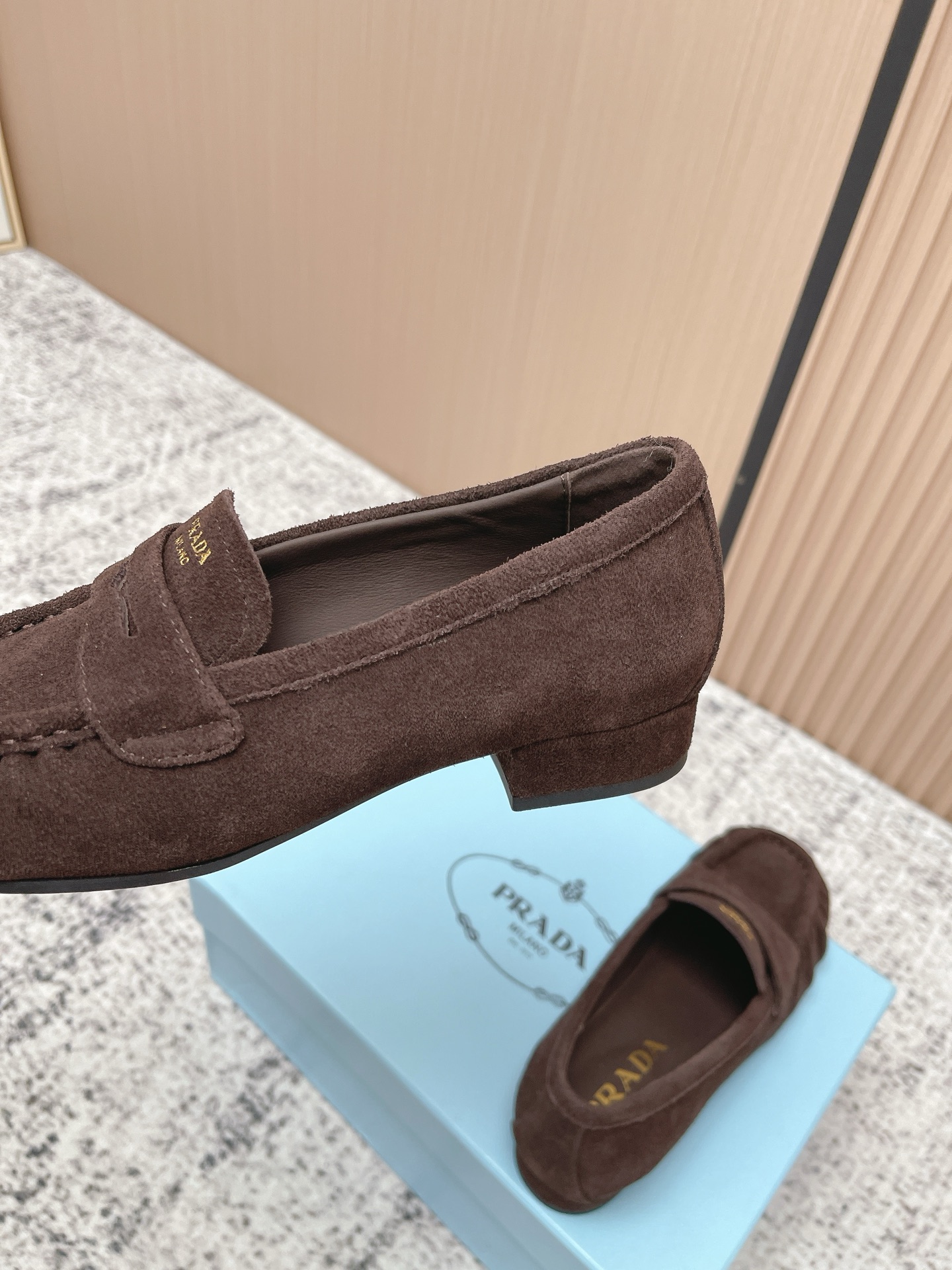 Prada Style Leather Women's Shoes style reference detail image 9 from source 774960
