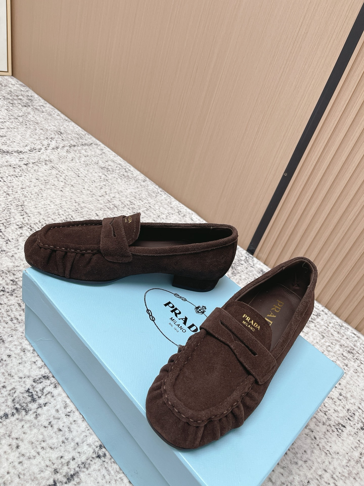 Prada Style Leather Women's Shoes style reference detail image 3 from source 774960