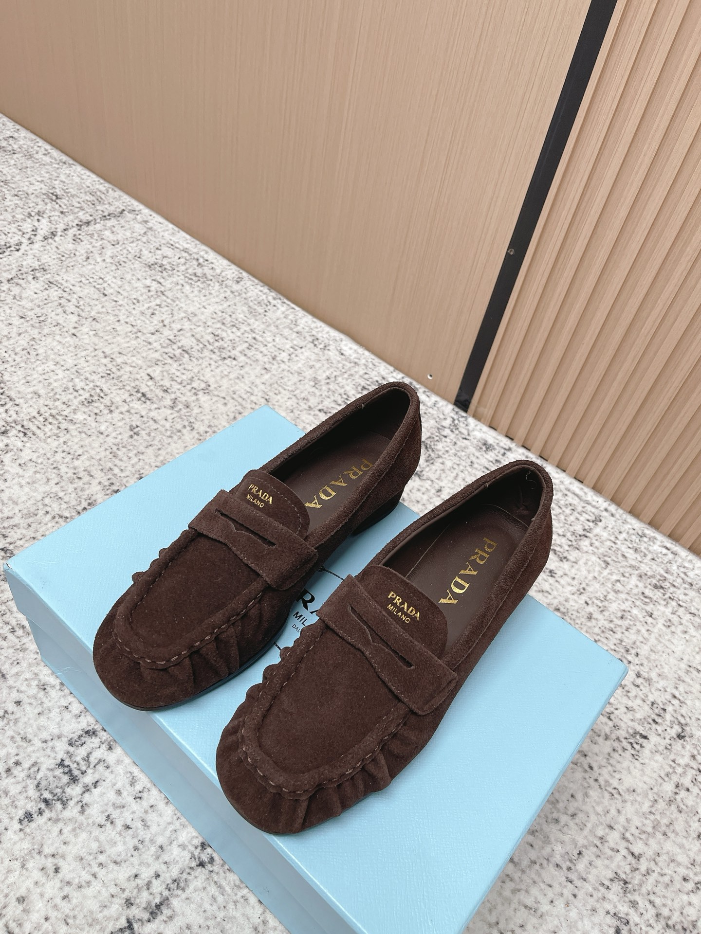 NO:786757,The top version of PRADA 26ss spring and summer new slip-on loafers are really a classic luxury trend style, interpreting urban elites. The design highlights functionality and technology. The novel embossed rubber triangle logo shows the brand's iconic elements. The rare non-slip flat bottom is a new style that is very comfortable this year! Customized imported cowhide/suede upper, sheepskin lining, padded sheepskin outsole, molded rubber sole Size #35-41 (40  41 Custom-made (non-refundable), loafers, prada, prada, loafers, cowhide, sheepskin, chamois leather19860909顶级版本 PRADA 普拉达26ss 春夏新款 新款一脚蹬乐福鞋 真的是经典顶奢潮流风范,演绎都市精英 设计彰显功能性与科技感新颖压花橡胶三角形徽标 展现品牌标志性元素难得的防滑平底是今年舒适度非常奈斯的一个新款! 鞋面定制进口牛皮/麂皮 内里羊皮 垫脚羊皮大底模具成型橡胶底 Size#35-41（40 41订做不退换）,乐福鞋,prada,prada,loafers,cowhide,sheepskin,chamois leather,Women's Shoes