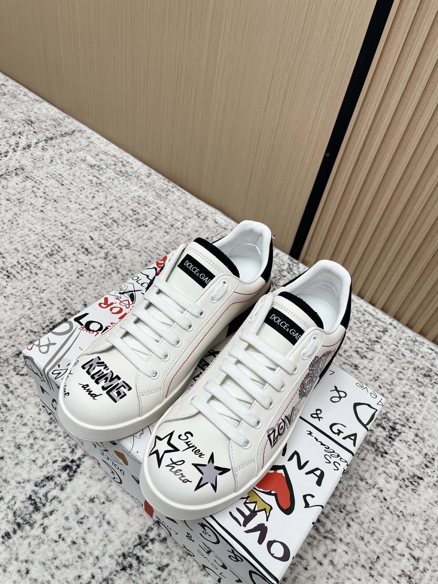 NO:786737,Top version for women, men, DOLCE & GABBANA 2026 new style, casual white shoes for couples, high-end quality, exclusive and custom-made, brand letter craft embellishment, beautiful luxury and sparkle, exquisite workmanship, loved by many people, using high-end imported silk cowhide, white silk sheep lining, perfect interpretation of the latest inspiration for shoes, classic and fashion integrated, luxury dreams surpass fashionable high-end quality  Size 35-45 (female 40.41. male 45 customized), casual shoes/sports shoes, Dolce&Gabbana, sneakers, cowhide19860909顶级版本女 男 DOLCE & GABBANA 2026新款 情侣休闲 小白鞋 高端质量 独家精工定制上市 品牌字母工艺点缀绝美奢华闪耀 精湛的做众多人至爱采用高端进口丝绸牛皮 白丝绸羊里 完美诠释鞋履最新灵感 经典与时尚融为一体奢华迷梦驾凌时尚高端品质 码数35-45（女40.41.男45定做）,休闲鞋/运动鞋,Dolce&Gabbana,sneakers,cowhide,Women's Shoes