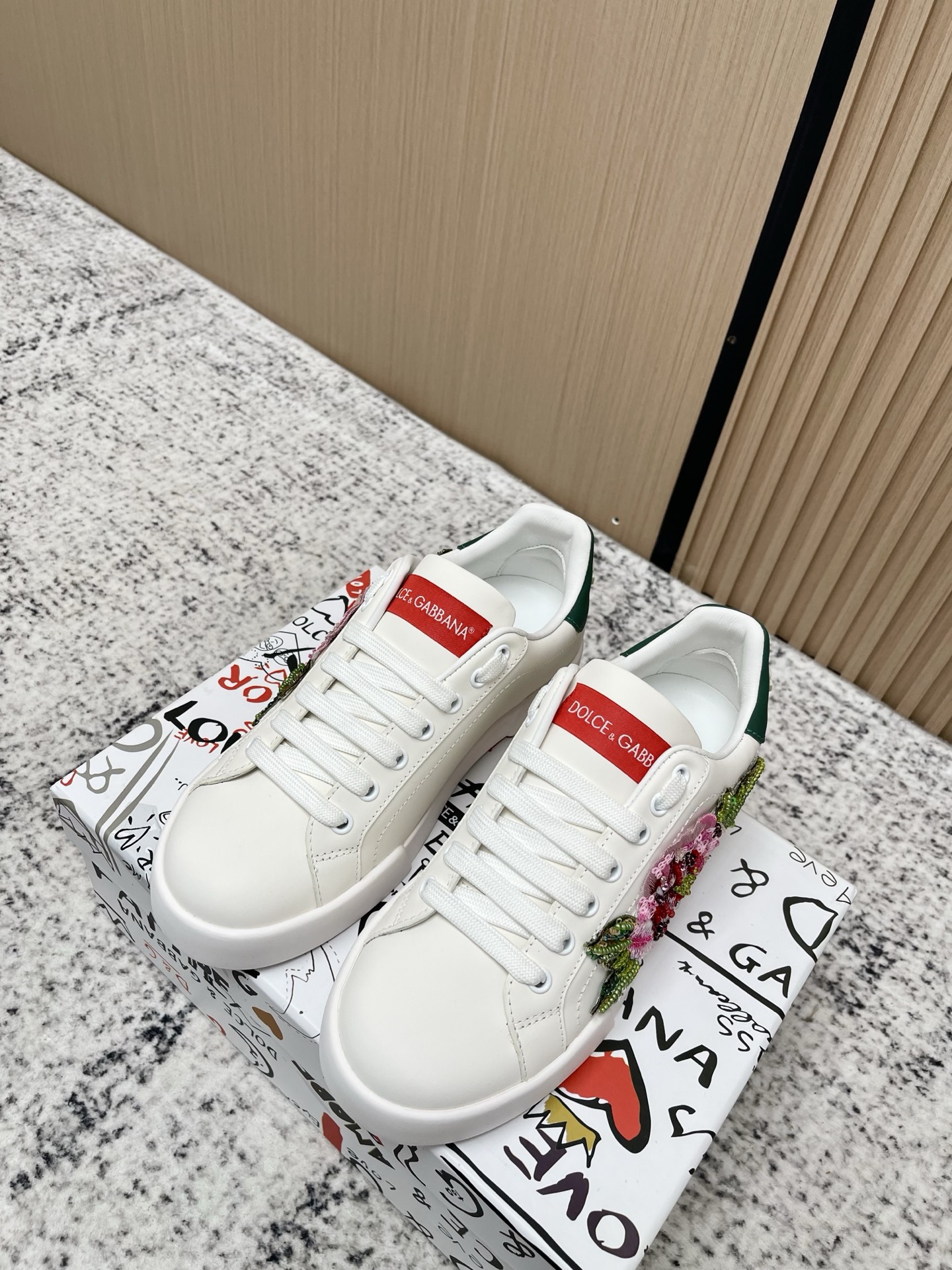 NO:786742,The top version of women's DOLCE & GABBANA 2026 new style women's casual white shoes, high-end quality, exclusive precision customization, brand letter craftsmanship embellishment, beautiful luxury and sparkle, exquisite workmanship, loved by many people, using high-end imported silk cowhide, white silk sheep lining, perfect interpretation of the latest inspiration for shoes, classic and fashion integrated, luxury dreams surpass fashionable high-end quality  Size 35-39 (customized for women 40.41), casual shoes/sports shoes, Dolce&Gabbana, sneakers, cowhide19860909顶级版本女 DOLCE & GABBANA 2026新款 女款休闲 小白鞋 高端质量 独家精工定制上市 品牌字母工艺点缀绝美奢华闪耀 精湛的做众多人至爱采用高端进口丝绸牛皮 白丝绸羊里 完美诠释鞋履最新灵感 经典与时尚融为一体奢华迷梦驾凌时尚高端品质 码数35-39（女40.41定做）,休闲鞋/运动鞋,Dolce&Gabbana,sneakers,cowhide,Women's Shoes