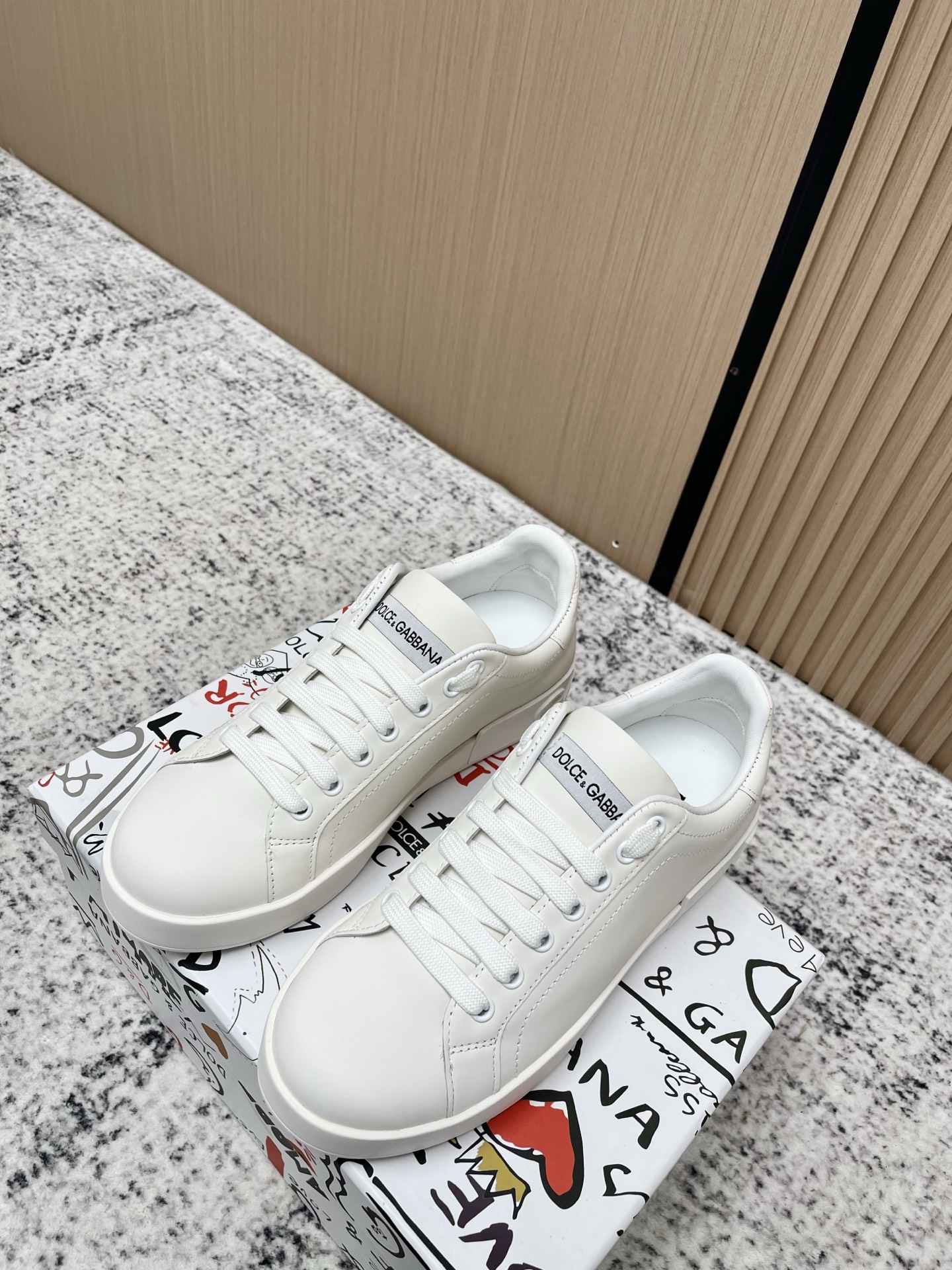 NO:786747,Top version for women, men, DOLCE & GABBANA 2026 new style, casual white shoes for couples, high-end quality, exclusive and custom-made, brand letter craft embellishment, beautiful luxury and sparkle, exquisite workmanship, loved by many people, using high-end imported silk cowhide, white silk sheep lining, perfect interpretation of the latest inspiration for shoes, classic and fashion integrated, luxury dreams surpass fashionable high-end quality  Size 35-45 (female 40.41. male 45 customized), casual shoes/sports shoes, Dolce&Gabbana, sneakers, cowhide19860909顶级版本女 男 DOLCE & GABBANA 2026新款 情侣休闲 小白鞋 高端质量 独家精工定制上市 品牌字母工艺点缀绝美奢华闪耀 精湛的做众多人至爱采用高端进口丝绸牛皮 白丝绸羊里 完美诠释鞋履最新灵感 经典与时尚融为一体奢华迷梦驾凌时尚高端品质 码数35-45（女40.41.男45定做）,休闲鞋/运动鞋,Dolce&Gabbana,sneakers,cowhide,Women's Shoes