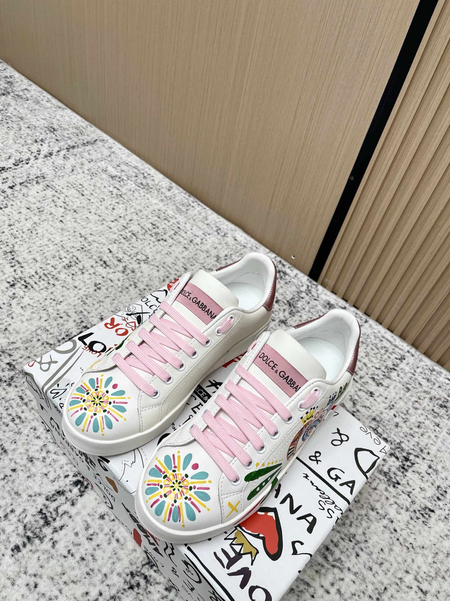 NO:786752,The top version of women's DOLCE & GABBANA 2026 new style casual white shoes for couples. High-end quality. Exclusive and customized. Brand letter craftsmanship is embellished with beautiful luxury and sparkle. It is exquisitely made and loved by many people. It uses high-end imported silk cowhide and white silk sheep lining to perfectly interpret the latest inspiration of shoes. Classic and fashion are integrated. Luxurious dreams surpass fashionable high-end quality.  Size 35-39 (women’s 40.41. Customized), casual shoes/sports shoes, Dolce&Gabbana, sneakers, cowhide19860909顶级版本女 DOLCE & GABBANA 2026新款 情侣休闲 小白鞋 高端质量 独家精工定制上市 品牌字母工艺点缀绝美奢华闪耀 精湛的做众多人至爱采用高端进口丝绸牛皮 白丝绸羊里 完美诠释鞋履最新灵感 经典与时尚融为一体奢华迷梦驾凌时尚高端品质 码数35-39（女40.41.定做）,休闲鞋/运动鞋,Dolce&Gabbana,sneakers,cowhide,Women's Shoes