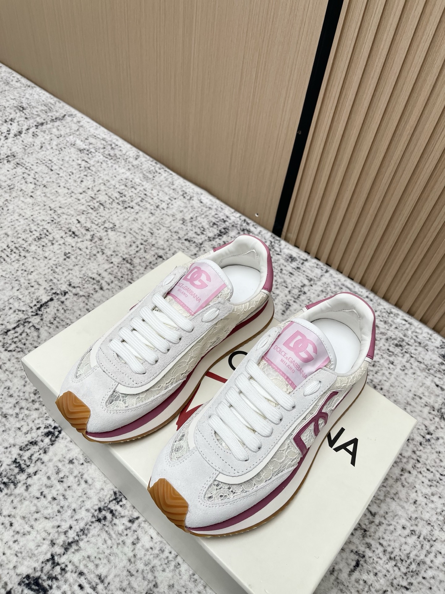 NO:786733,The top version of DOLCE & GABBANA 2026 women's casual sports shoes has gone through half a year of original debugging. Slow work and meticulous work can create a distinctive concave trademark. The three-dimensional craftsmanship is exquisite and luxurious. It is exquisite and is loved by many people. High-end imported cowhide + imported cowhide + imported mesh cowhide perfectly interprets the latest inspiration for shoes. Classic and fashion are integrated into one. Luxurious dreams dominate fashionable high-end quality.  Size: 35-39 (customized for women 40.41), casual shoes/sports shoes, Dolce&Gabbana, sneakers, cowhide19860909顶级版本 DOLCE & GABBANA 2026 女款 休闲 运动鞋历经半年的原版调试 慢工出细活才能做出很有特色的凹占商标 立体工艺点缀绝美奢华 精湛的做众多人至爱采用 高端进口牛皮+进口牛猄+进口网面 牛里 完美诠释鞋履最新灵感 经典与时尚融为一体奢华迷梦驾凌时尚高端品质 码数:35-39（女40.41定做）,休闲鞋/运动鞋,Dolce&Gabbana,sneakers,cowhide,Women's Shoes