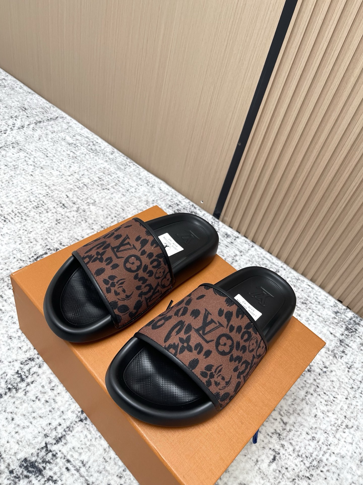 NO:786765,Top version LV | Louis Vuitton Men's models Spring and summer new products Hot-selling products The counter features the latest embossed casual slippers New hard goods BS purchasing level!  Full of high-end feel!  A popular model among bloggers at home and abroad, it is retro, fashionable and looks great on your feet!  Mainly recommended models on the official website★ Original specific fabric for the upper Lining: Imported mixed sheepskin Outsole Original molded foam outsole Shoe size: Men's size 39-44 (45 customized), slippers, louis vuitton, louis vuitton, slippers, sheepskin19860909顶级版本 LV | 路易威登 男款 春夏新品 爆款上新 专柜主打最新款 压花休闲拖鞋 硬货上新 BS代购级别！高级感十足！国内外博主刷爆的一款,复古又时髦上脚美炸了！官网主推款★ 鞋面原版特定面料 内里: 进口混种羊皮 大底原版开模发泡大底 鞋码: 男码39-44（45定制）,拖鞋,louis vuitton,louis vuitton,slippers,sheepskin,Women's Shoes