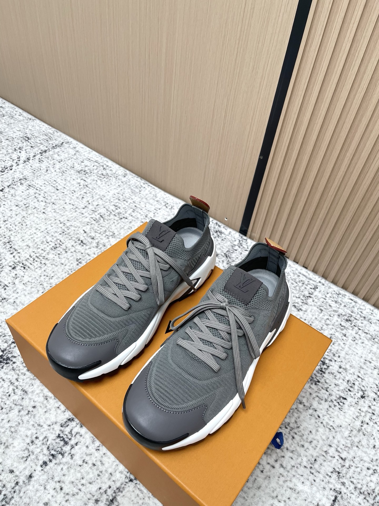 NO:786760,The top version of LV Louis Vuitton RUNNER TATIC sneakers with mesh fly woven shoes. LV RUNNER TATIC sneakers with mesh fly woven shoes continue the design essence of running shoes and make an eye-catching appearance at Louis Vuit. They feel light and comfortable on the feet, and the bright colors light up the match!  Size 39-45, casual shoes/sports shoes, louis vuitton, louis vuitton, sneakers19860909顶级版本 LV 路易威登 RUNNER TATIC运动鞋网面飞织鞋 LV RUNNER TATIC运动鞋网面飞织延续跑鞋的设计精髓,瞩目亮相路易威 脚感轻盈舒适,鲜艳色彩点亮搭配！ 码数39-45,休闲鞋/运动鞋,louis vuitton,louis vuitton,sneakers,Women's Shoes