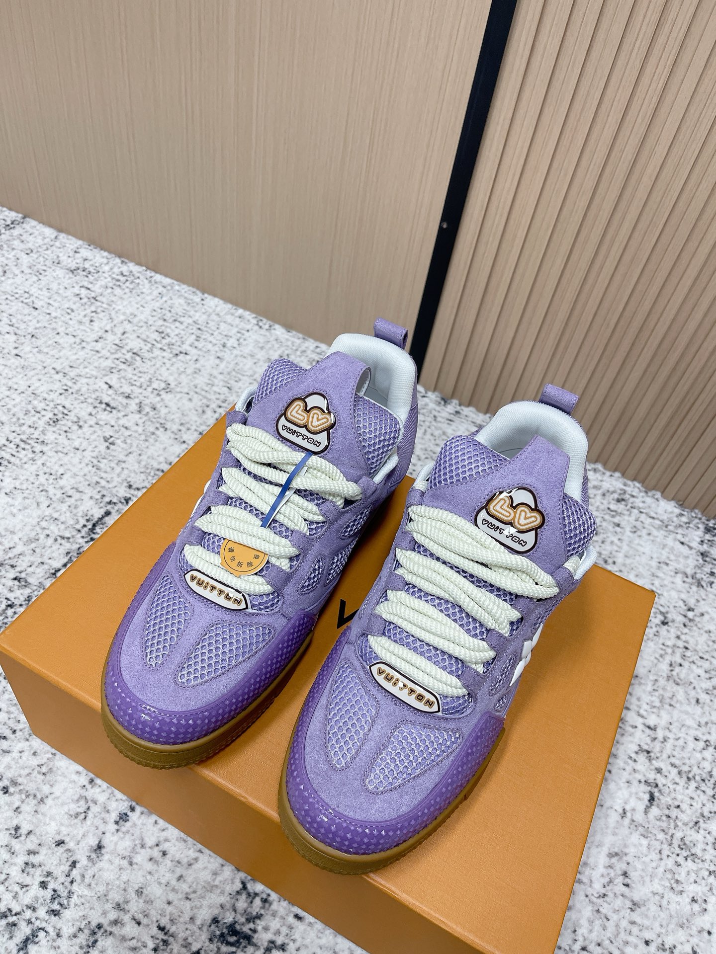 NO:786756,Top version LV trainer for couples~~New upgraded version~~Classic return Couple model, skateboard shoes, basketball shoes, sports shoes... LV new sports series; retro style sense; embraces many classic elements of the family; super handsome~~ Full leather fabric, with LV badge cloth cover, breathable gauze lining, original outsole, original shoe last, more details compared to the real product, perfect and high  size 35-45 (female 40.41 male 45 custom-made), casual shoes/sports shoes, louis vuitton, sneakers19860909顶级版本 情侣款 LV trainer~~全新升级版~~经典回归 情侣款,滑板鞋,篮球鞋,运动鞋…… LV全新运动系列；复古风视感；拥入家族多方面经典原素；超级帅气~~ 全皮革面料,搭配Lv徽章布面,透气纱网内里,原版大底,原版鞋楦,更多细节对比大货实物完美高 size35—45（女40.41男45定做）,休闲鞋/运动鞋,louis vuitton,sneakers,Women's Shoes