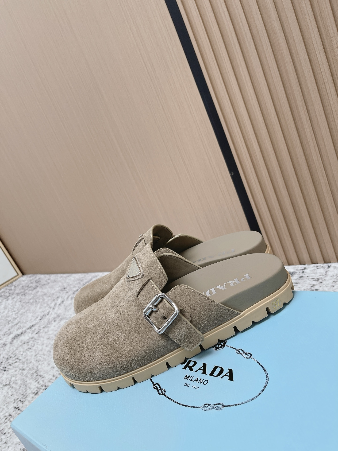 Prada Style Leather Women's Shoes style reference detail image 5 from source 774962