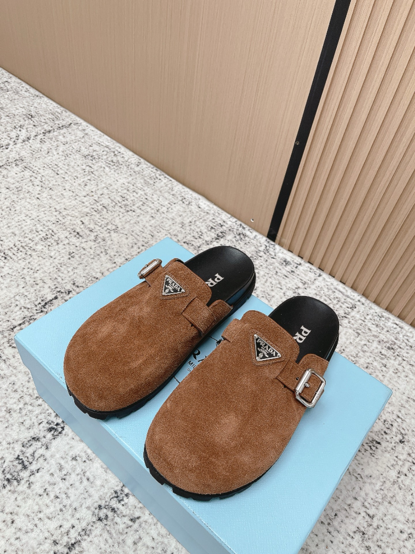 NO:786770,Top version Prada * Prada's new spring and summer sandals Double-breasted slippers Latest catwalk series Classic upgrade Comfort and fashion coexist Every color combination looks good Designed to match different style needs Upper: Original customized cowhide/cow leather Inner: Sheepskin Outsole: Original open-molded rubber outsole  Size: 35-39 (40.41 customized, non-refundable), semi-trailer, prada, prada, sandals, slippers, cowhide, sheepskin19860909顶级版本 Prada *普拉达春夏新款凉鞋 双排扣拖鞋 最新走秀系列 经典升级 舒适度与时髦度并存 每个颜色搭配都好看 设计搭配不同风格需求 鞋面:原版定制牛皮/牛猄 内里: 羊皮 大底:原版开模橡胶大底 Size:35-39（40.41定制不退换）,半拖,prada,prada,sandals,slippers,cowhide,sheepskin,Women's Shoes
