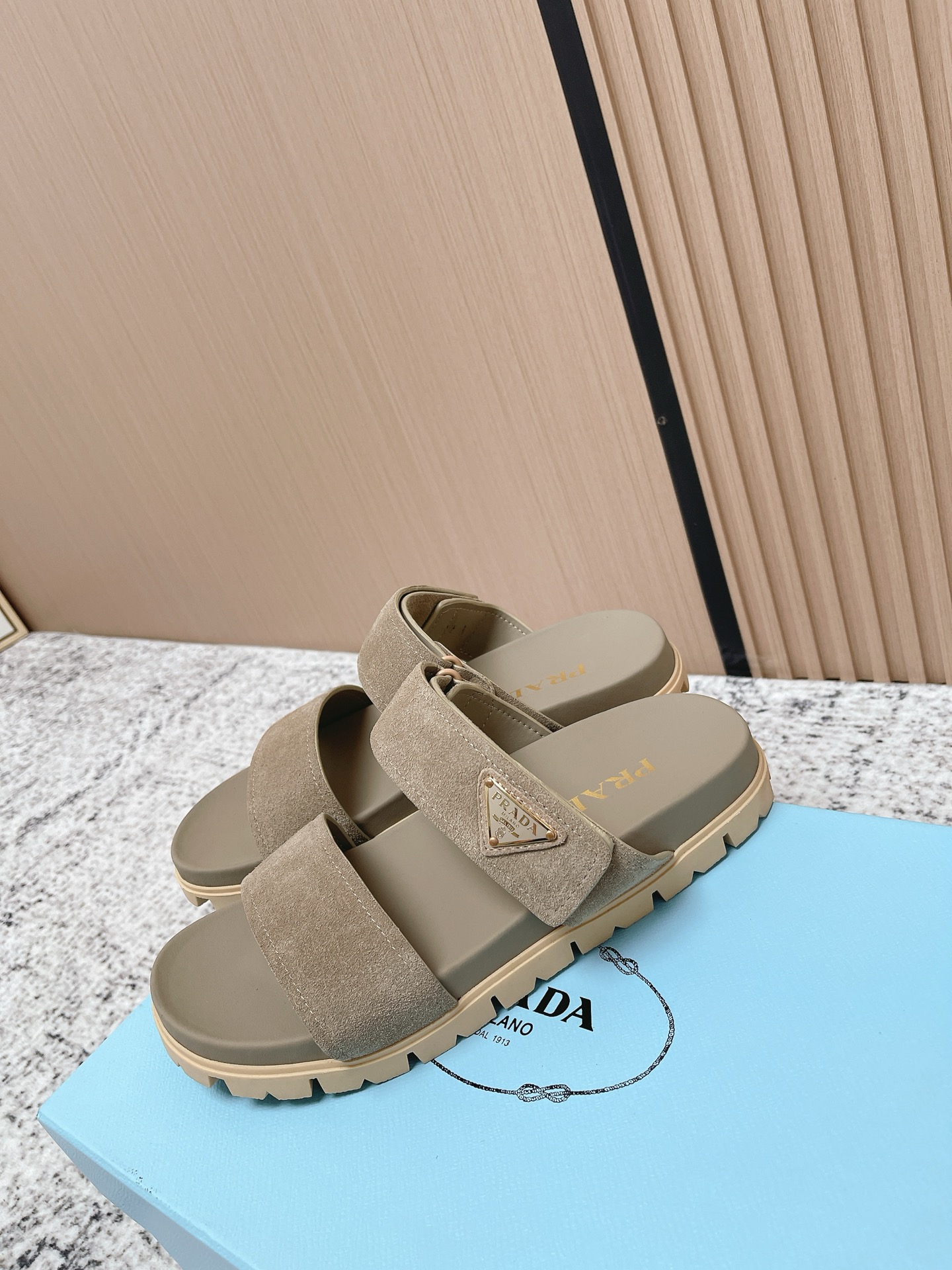 Prada Style Leather Women's Shoes style reference detail image 5 from source 774967