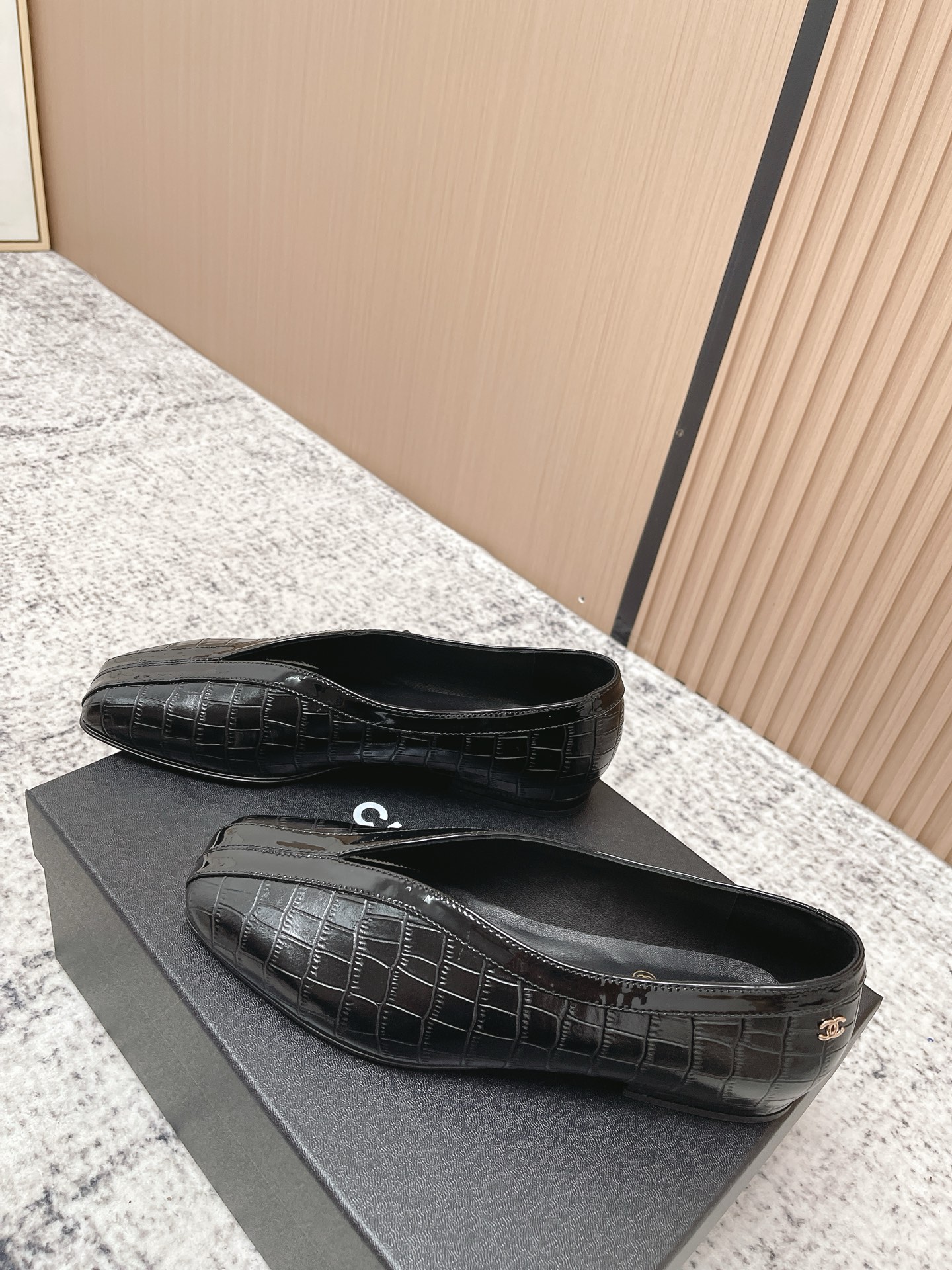 Черные лаковые балетки с квадратным носком Chanel
