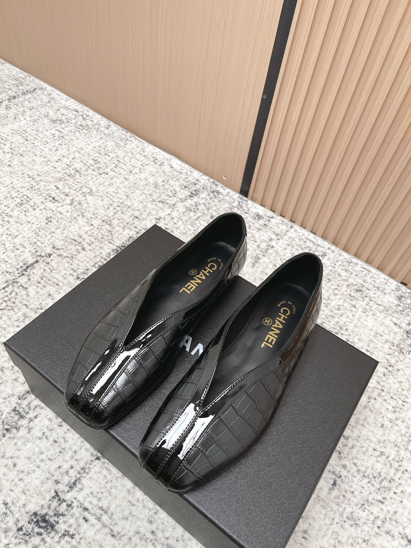 Черные лаковые балетки с квадратным носком Chanel