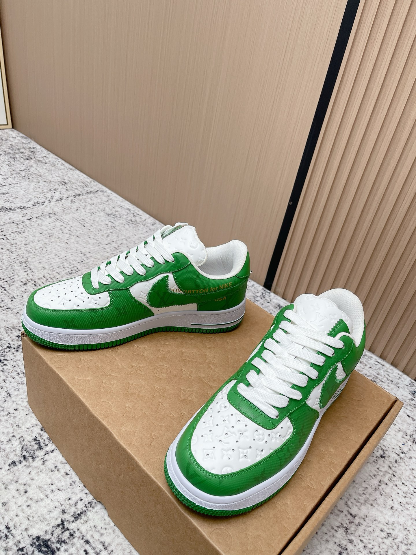 Кроссовки в стиле Air Force 1 с зелёным декором Louis Vuitton
