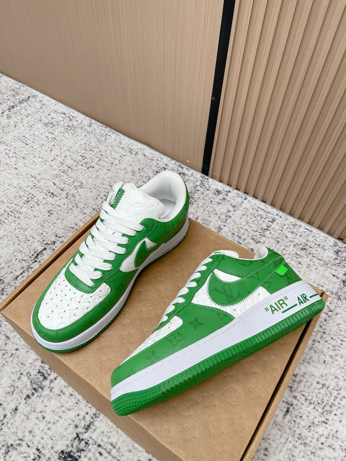 Кроссовки в стиле Air Force 1 с зелёным декором Louis Vuitton