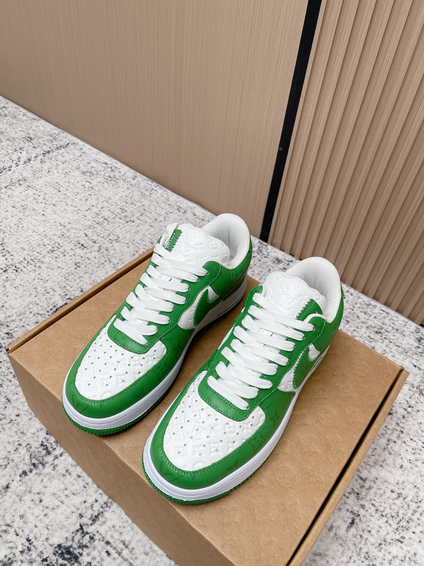 Кроссовки в стиле Air Force 1 с зелёным декором Louis Vuitton