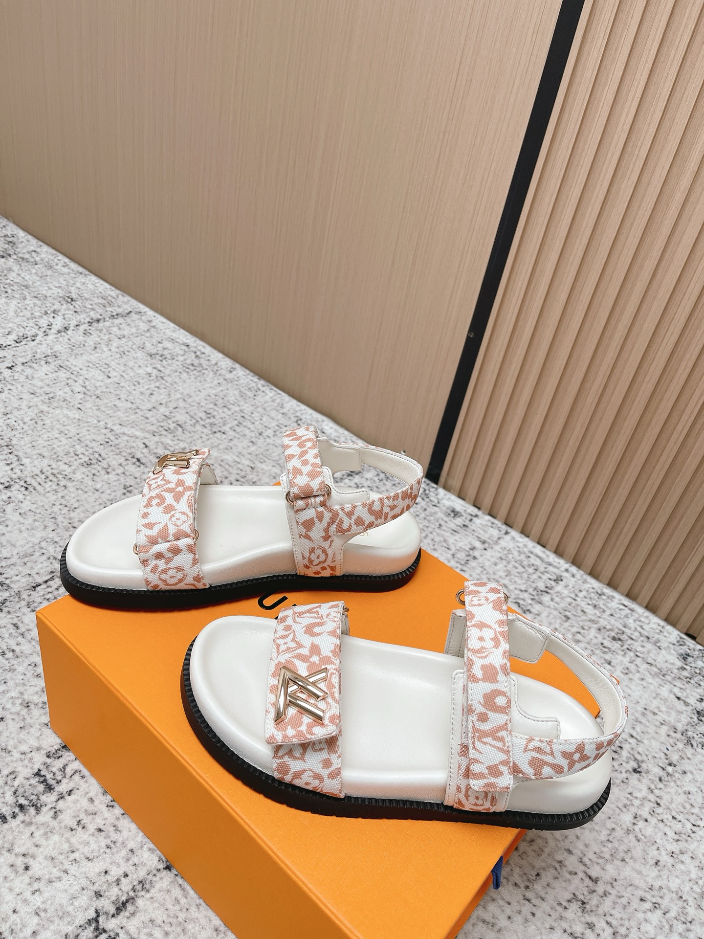 Louis Vuitton LV村上隆联名 L家驴牌BOM DIA COMFORT系列 魔术贴 牛仔布 老花 凉鞋 平底凉拖鞋