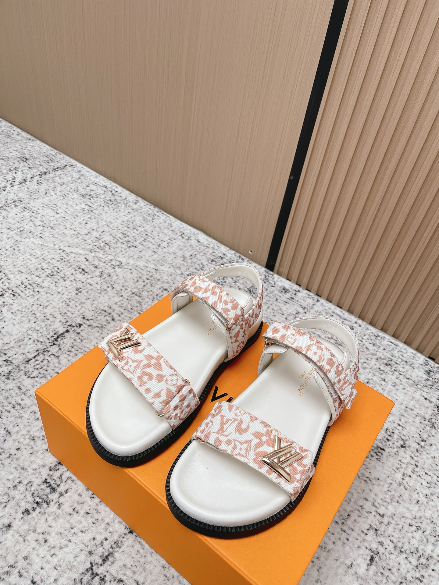 Louis Vuitton LV村上隆联名 L家驴牌BOM DIA COMFORT系列 魔术贴 牛仔布 老花 凉鞋 平底凉拖鞋