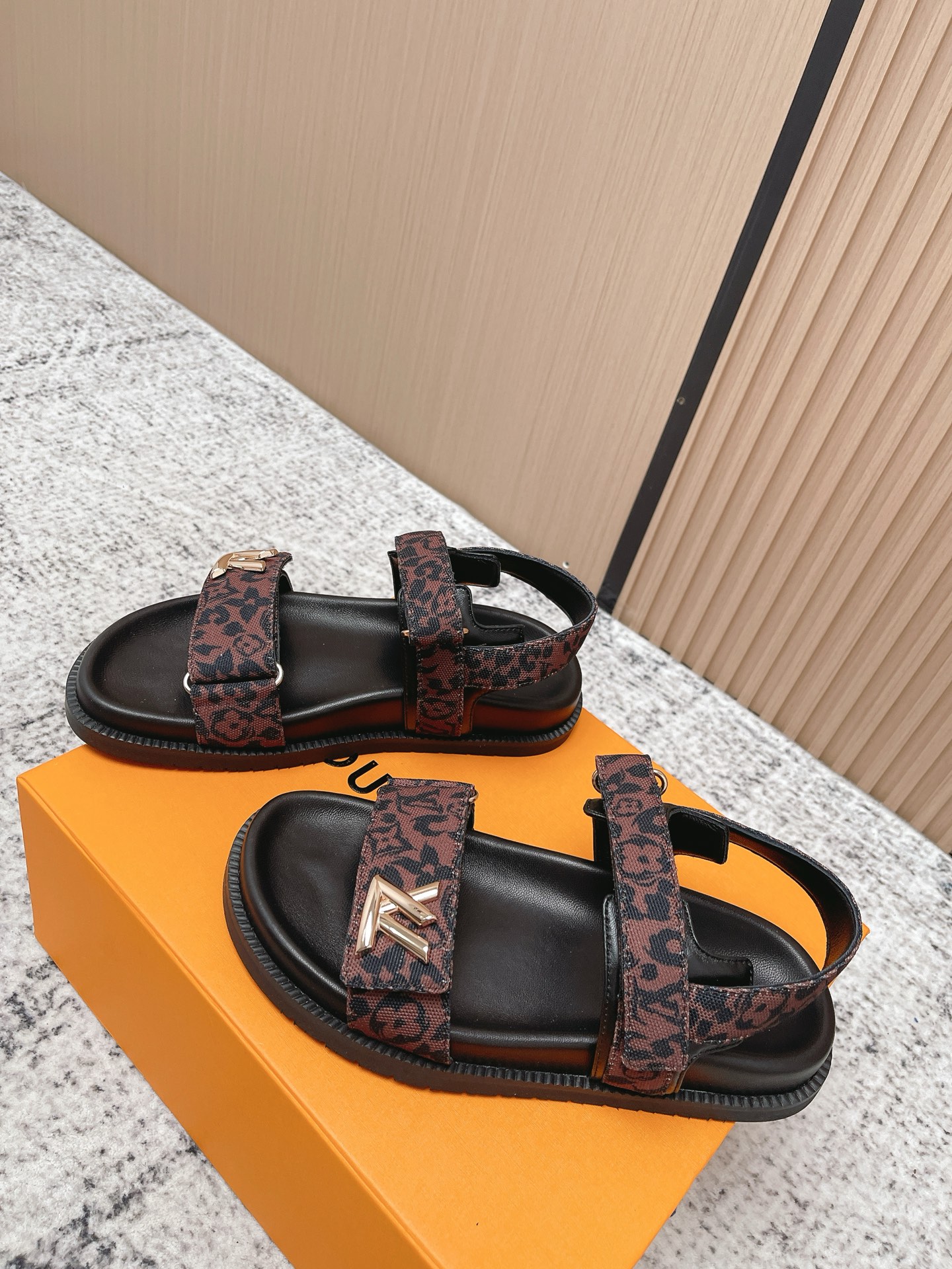 Louis Vuitton LV村上隆联名 L家驴牌BOM DIA COMFORT系列 魔术贴 牛仔布 老花 凉鞋 平底凉拖鞋