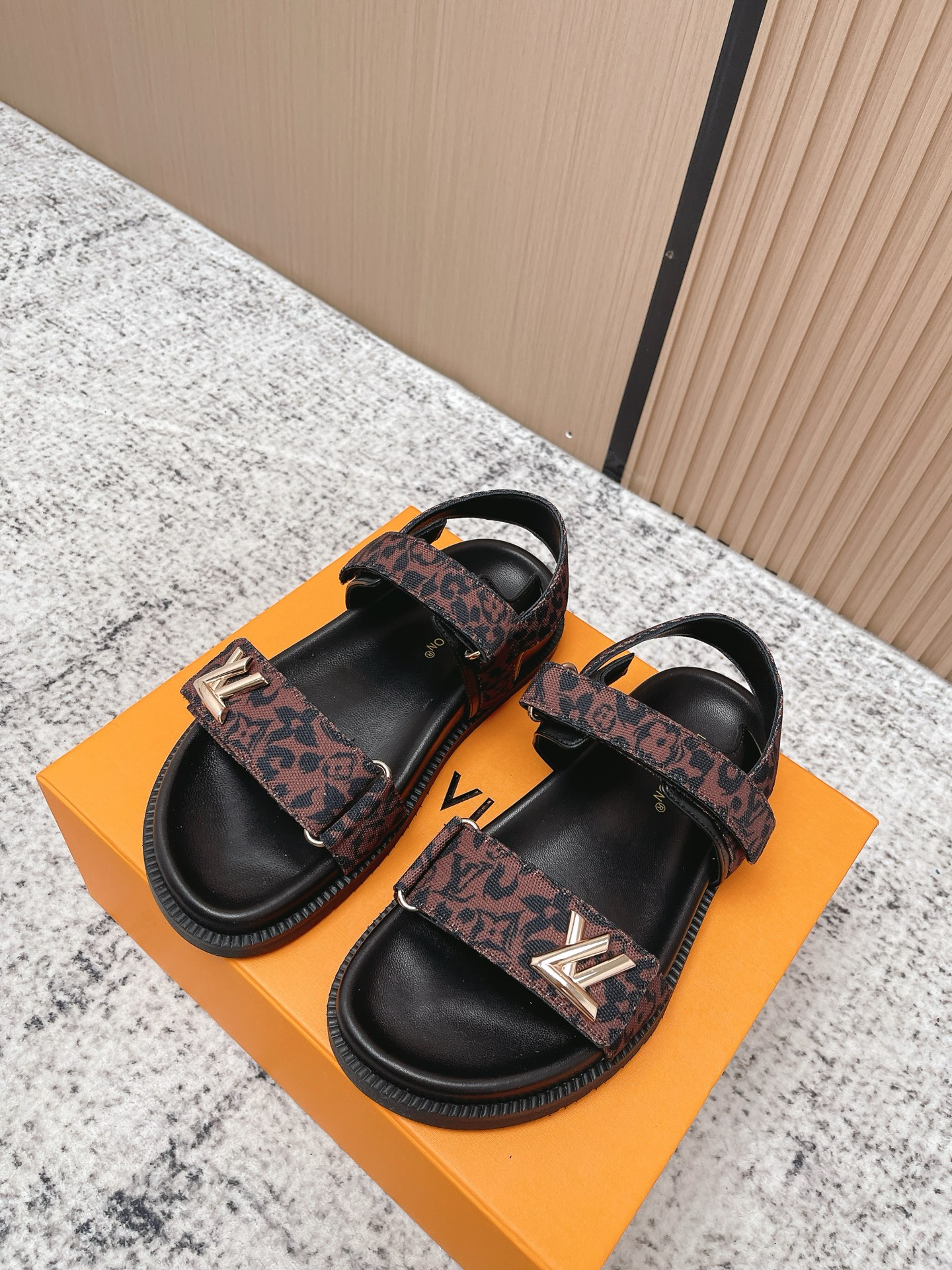 Louis Vuitton LV村上隆联名 L家驴牌BOM DIA COMFORT系列 魔术贴 牛仔布 老花 凉鞋 平底凉拖鞋