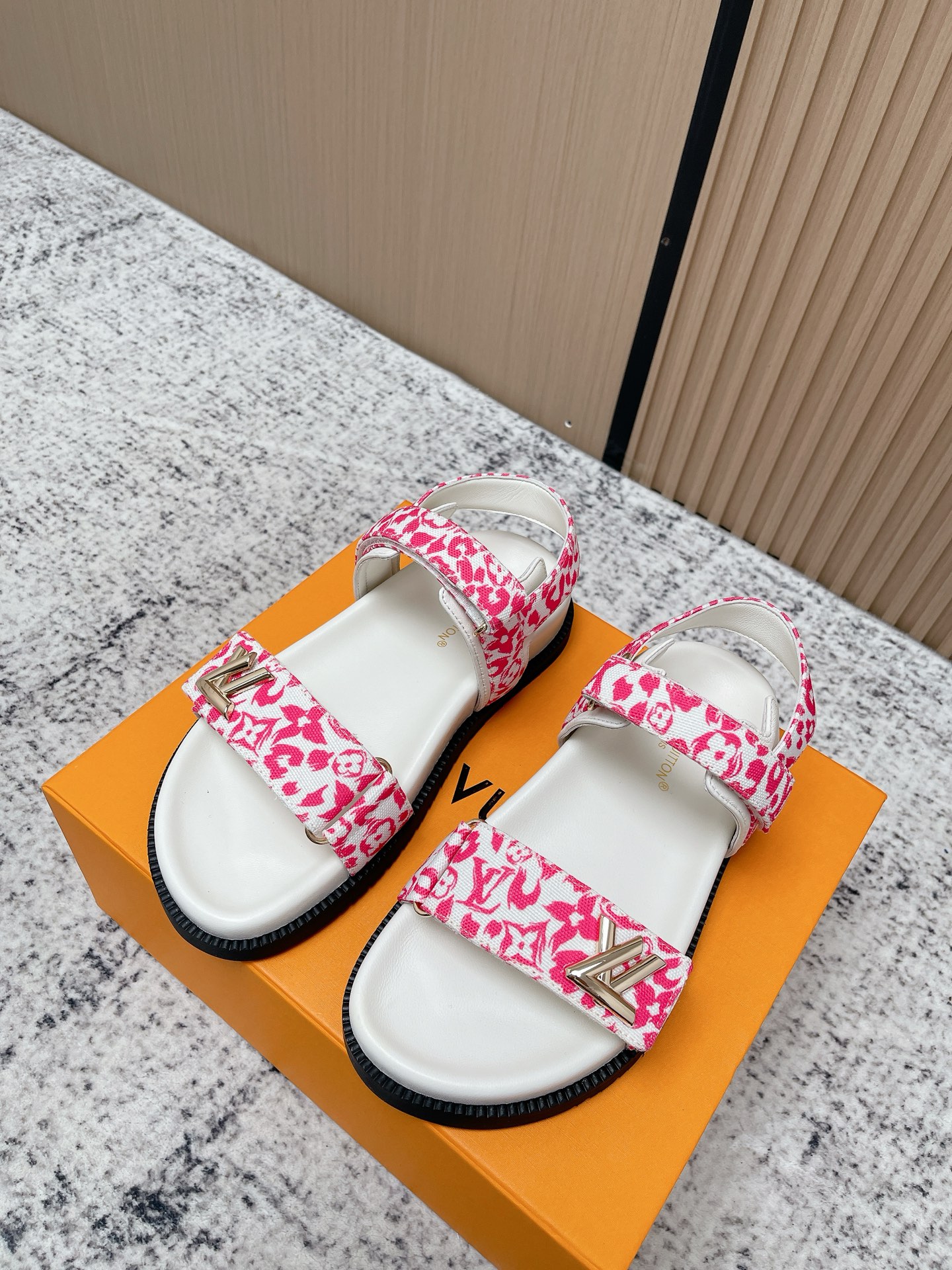 Louis Vuitton LV村上隆联名 L家驴牌BOM DIA COMFORT系列 魔术贴 牛仔布 老花 凉鞋 平底凉拖鞋
