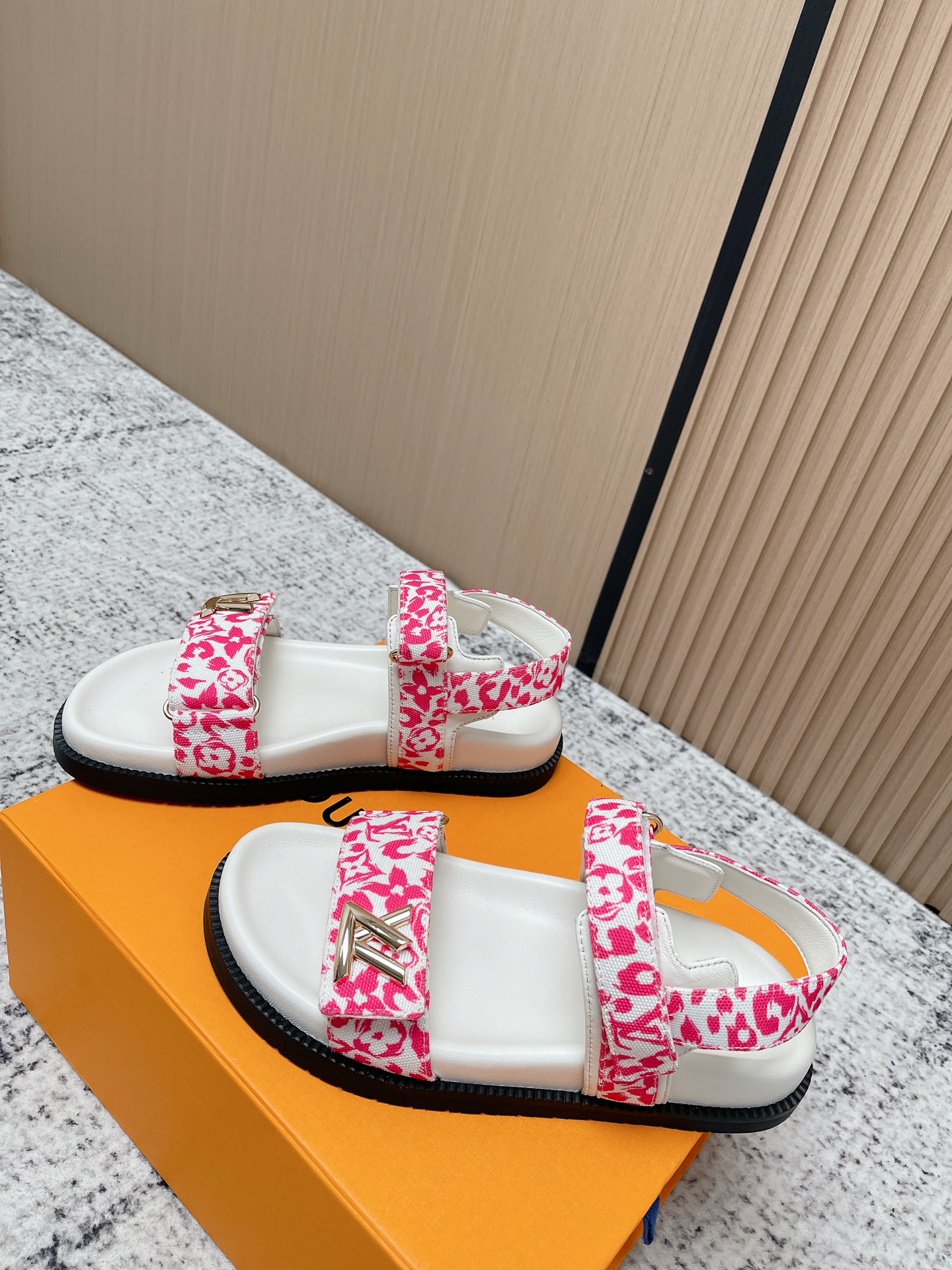 Louis Vuitton LV村上隆联名 L家驴牌BOM DIA COMFORT系列 魔术贴 牛仔布 老花 凉鞋 平底凉拖鞋