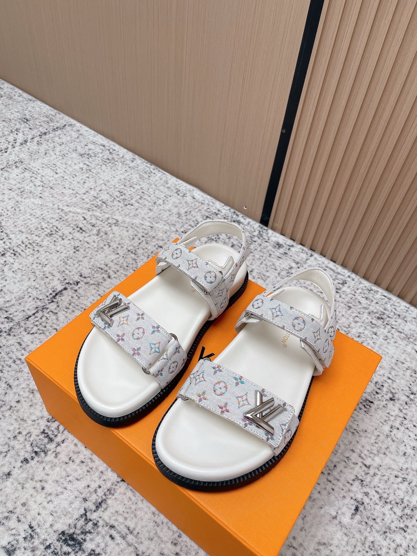 Louis Vuitton LV村上隆联名 L家驴牌BOM DIA COMFORT系列 魔术贴 牛仔布 老花 凉鞋 平底凉拖鞋