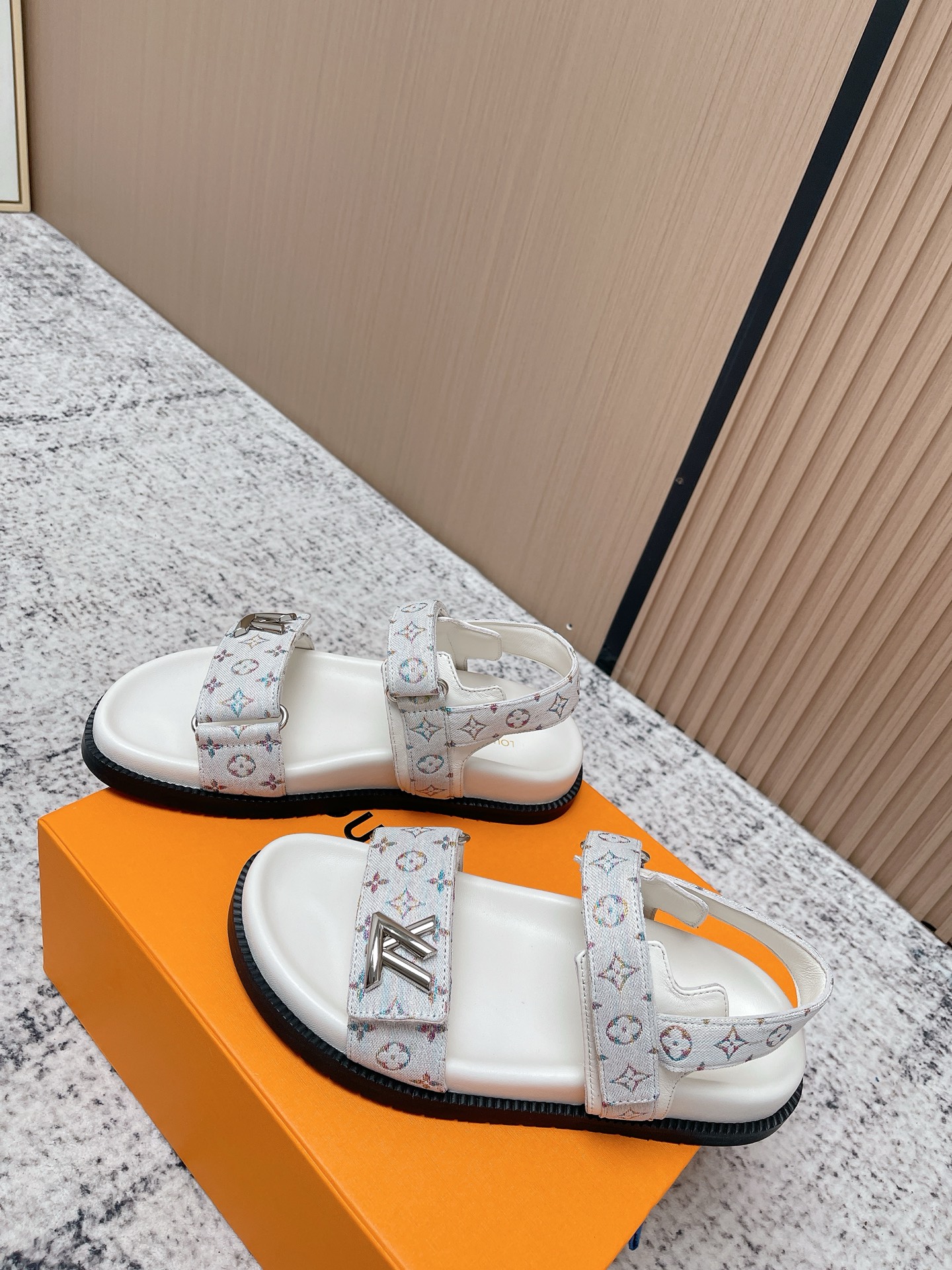 Louis Vuitton LV村上隆联名 L家驴牌BOM DIA COMFORT系列 魔术贴 牛仔布 老花 凉鞋 平底凉拖鞋