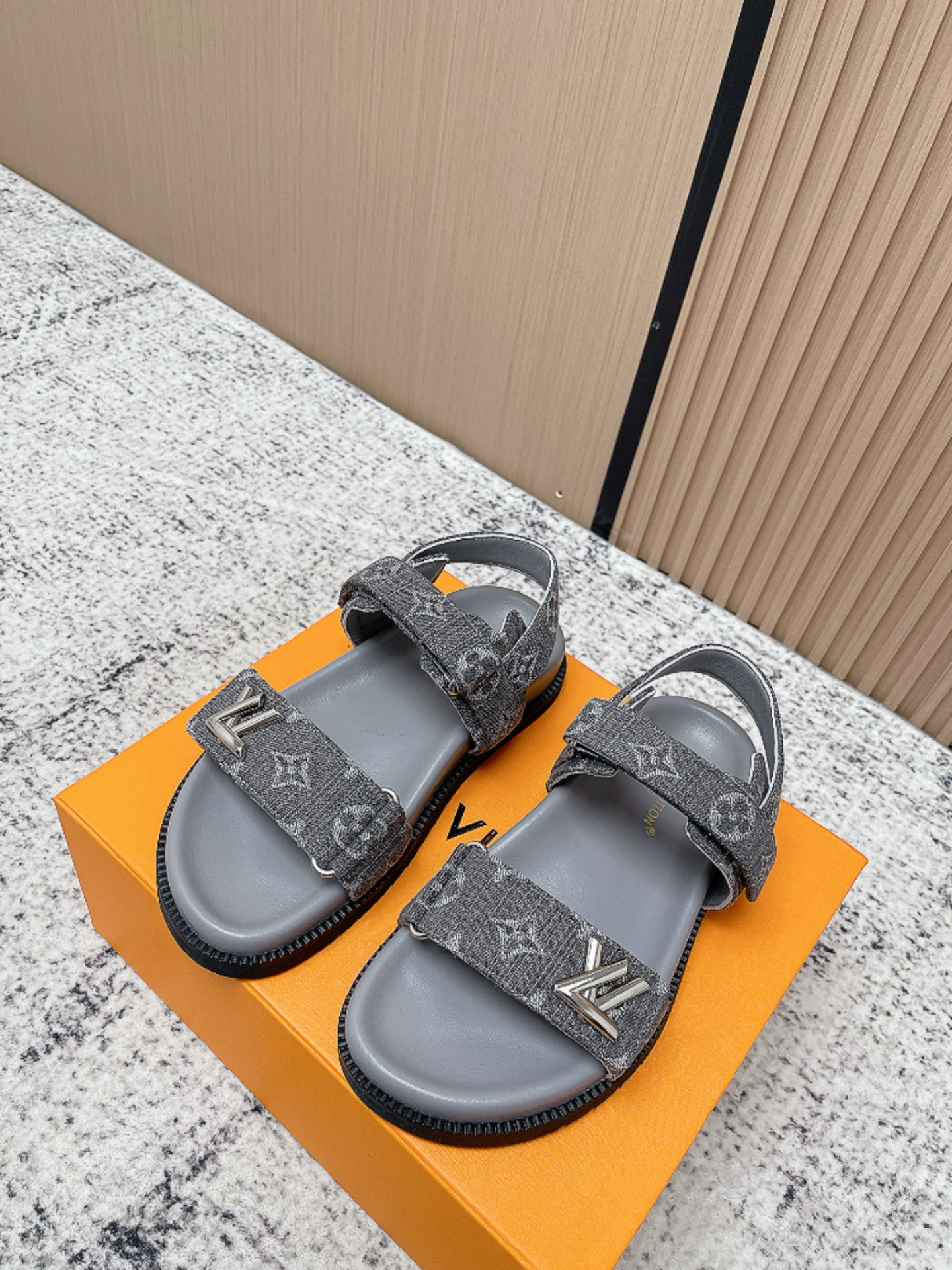 Louis Vuitton LV村上隆联名 L家驴牌BOM DIA COMFORT系列 魔术贴 牛仔布 老花 凉鞋 平底凉拖鞋